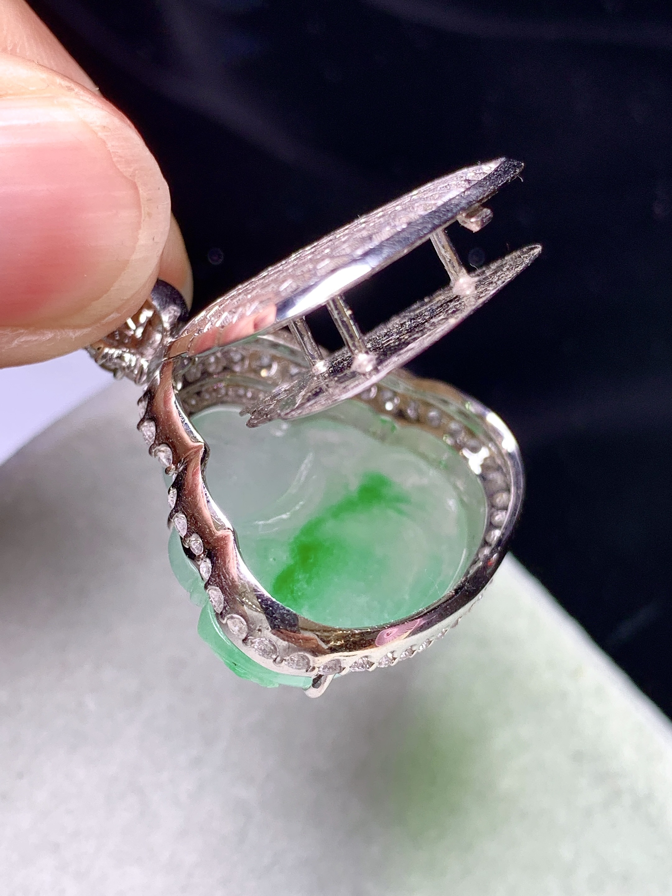 18k金钻镶嵌冰种飘绿佛公吊坠 玉质细腻 色泽艳丽清新 水润亮眼 整体尺寸29*26.8*10.8m4