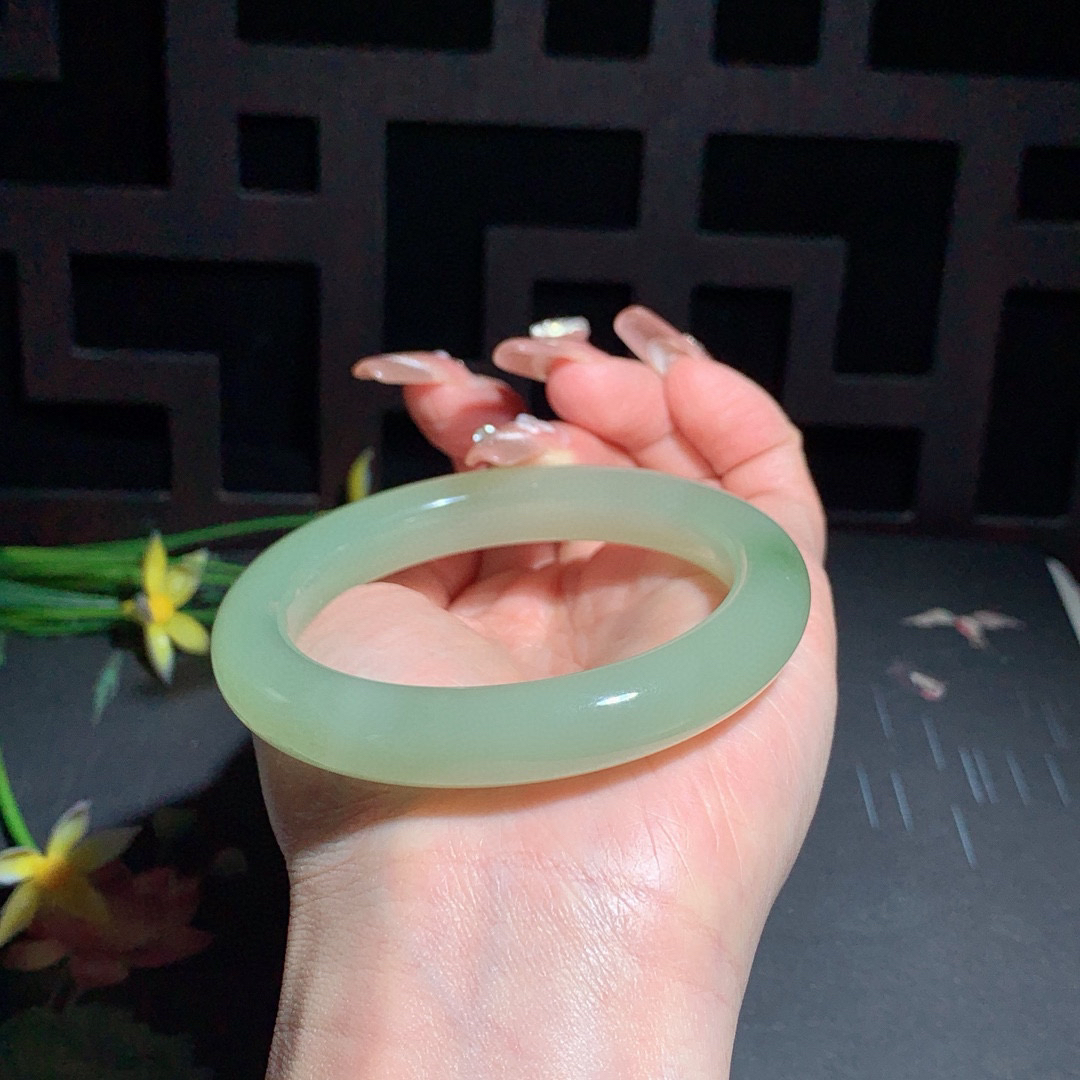 和田玉57圈口青海料翠青手镯！玉质细腻油润 底色纯净 无裂无杂 脂粉好，品质高