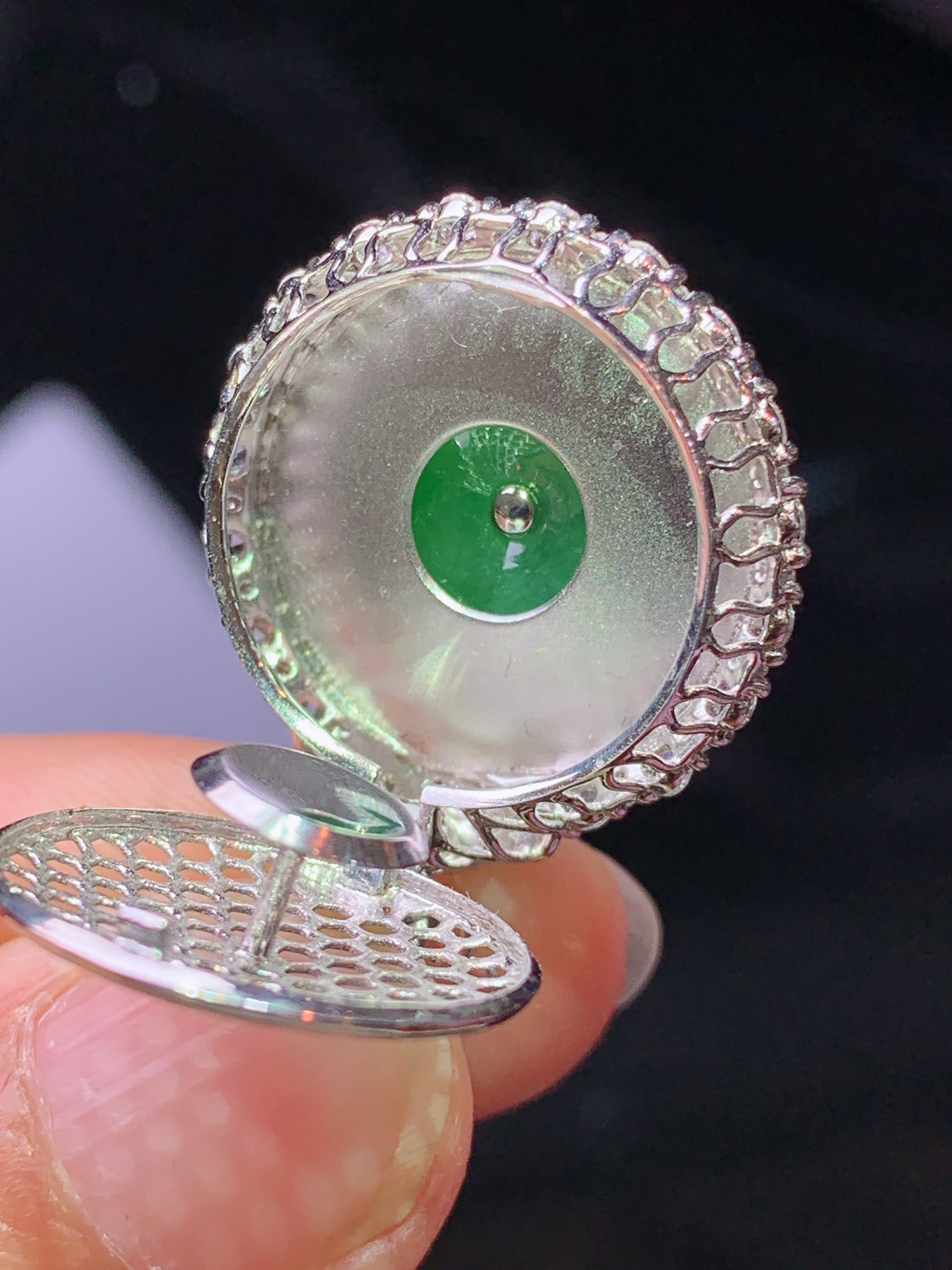 18k金钻镶嵌阳绿平安扣吊坠 玉质细腻 色泽艳丽清新 水润亮眼 整体尺寸30.5*21.3*9.3j2