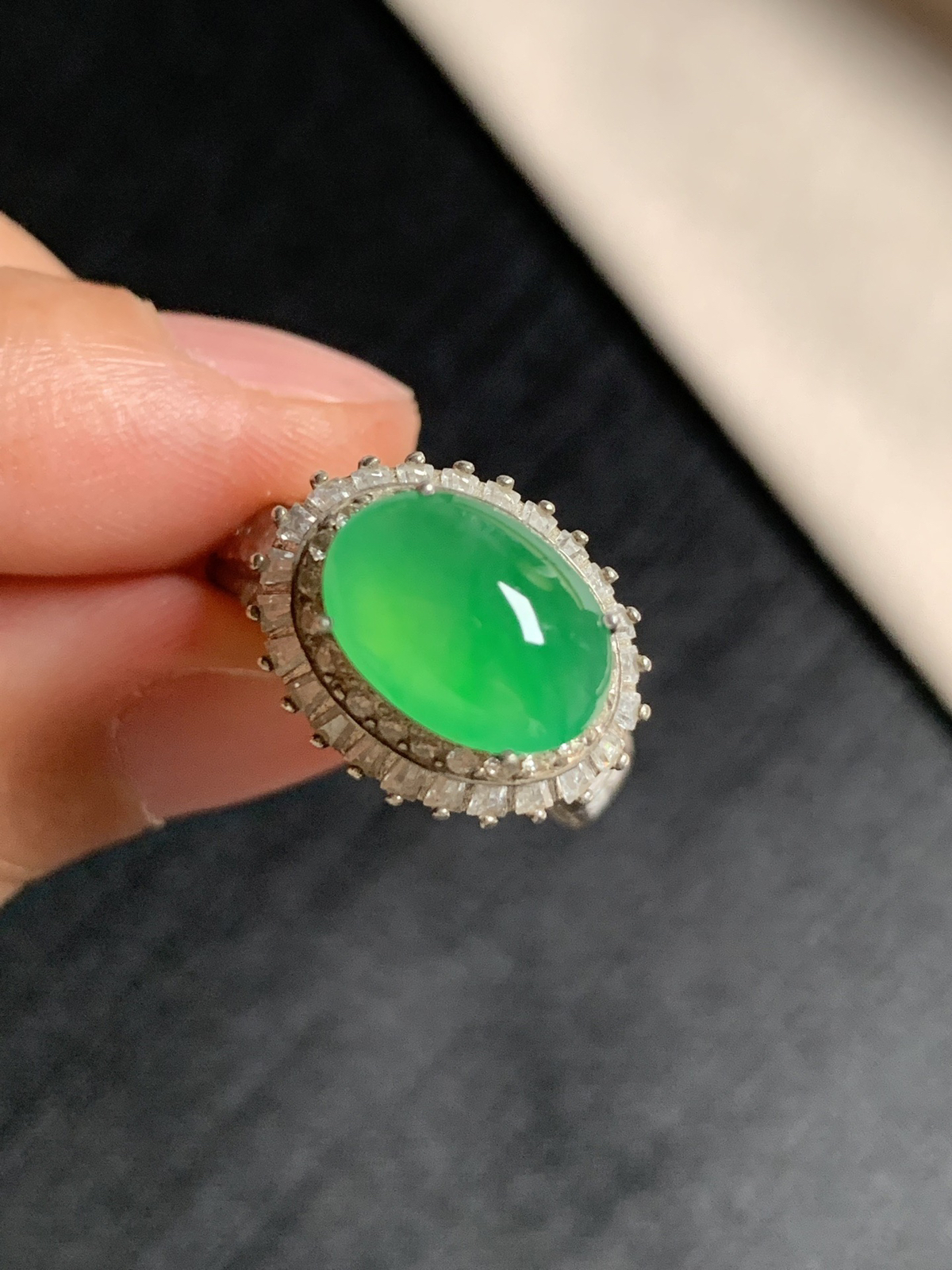 冰阳绿马鞍戒面
种好色好品相好，色泽艳丽明亮，老坑种冰透水灵