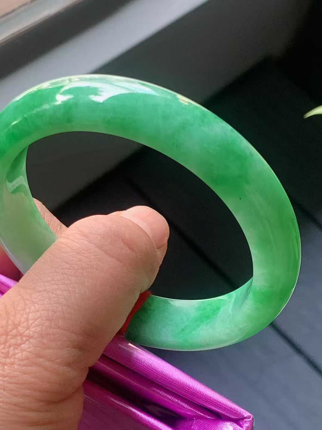 【翡翠名称】老种满色阳绿56.8正圈口手镯
【翡翠尺寸】56.8/12.3/8.7mm适合55.8-58正圈口佩戴
【翡翠描述】宝贝种老水足，玉质细腻，色泽靓丽，性价比高，佩戴效果好！
【其它赠送】权威证书/精美挂绳盒子/支持全国复检