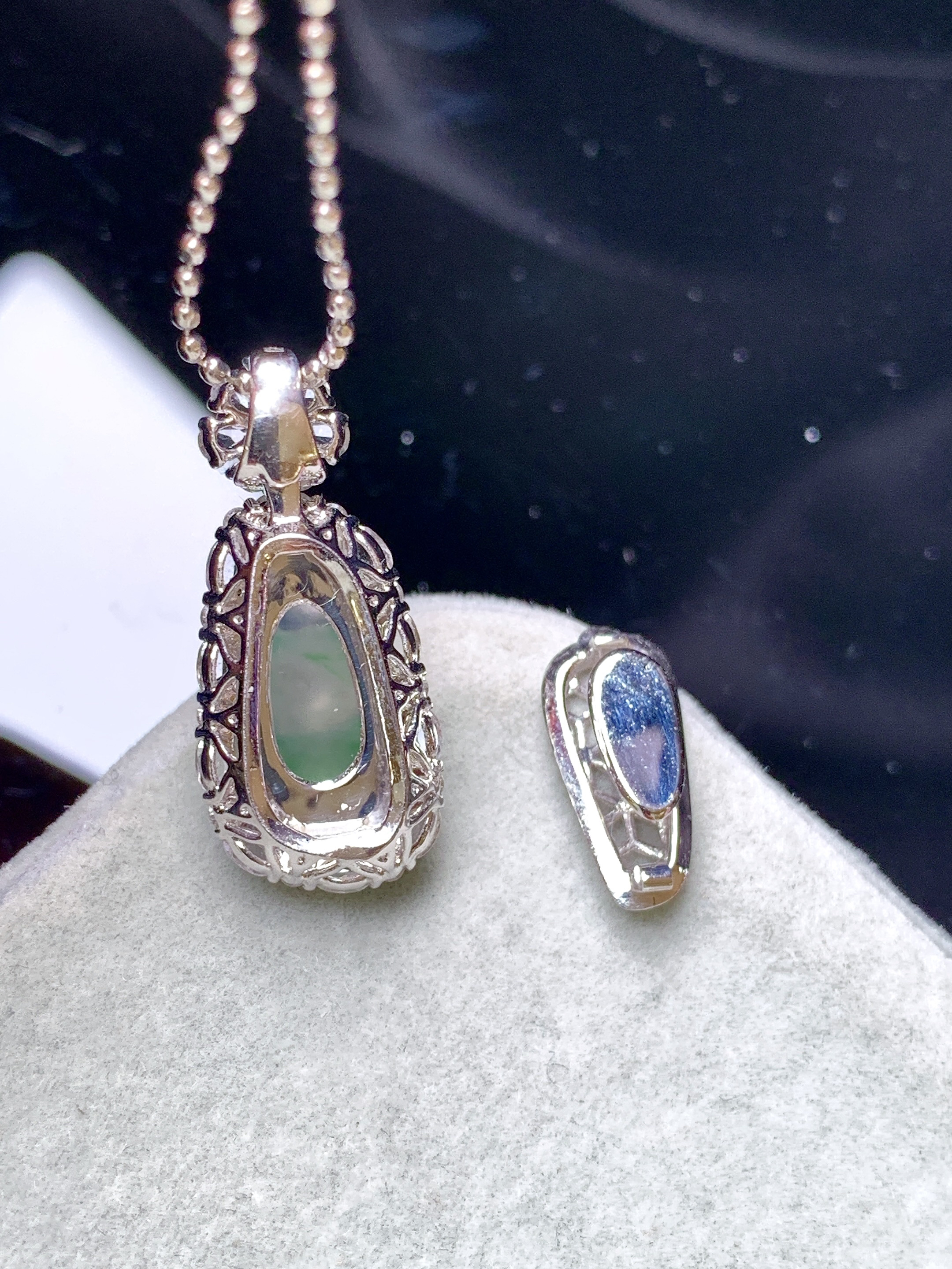 18k金钻镶嵌冰种飘花四季豆吊坠 玉质细腻 色泽艳丽清新 水润亮眼 整体尺寸23*10.3*8h5