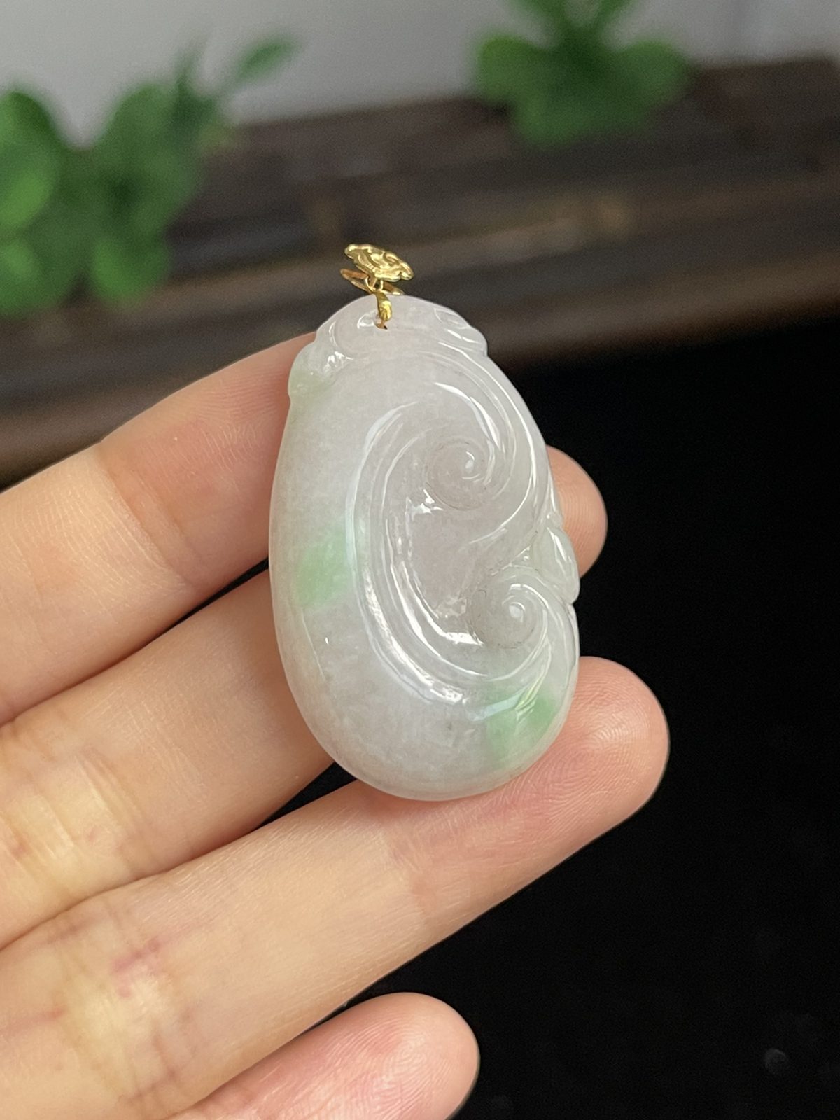 翡翠糯化种淡绿色如意，印记：G18K