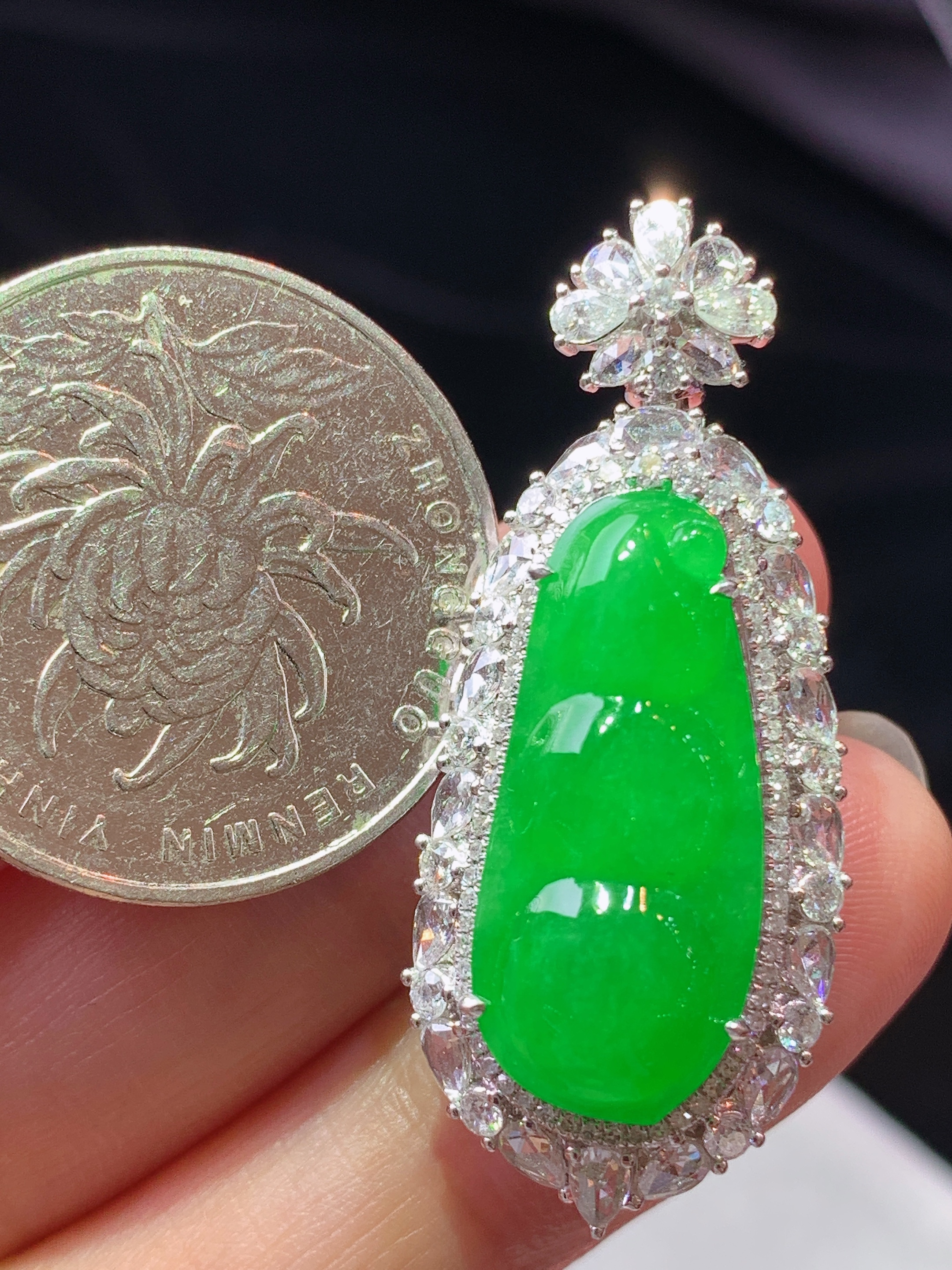 18k金钻镶嵌阳绿四季豆吊坠 玉质细腻 色泽艳丽清新 水润亮眼 整体尺寸38.3*16.2*11.5m4