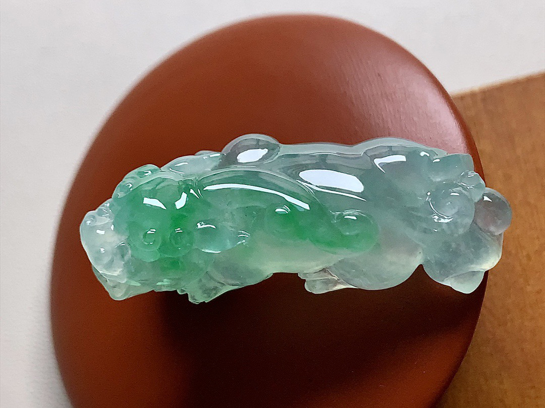 ️ 高冰飘色大貔貅 色泽俏丽，雕工霸气十足，尺寸39.7*15.5*10.8