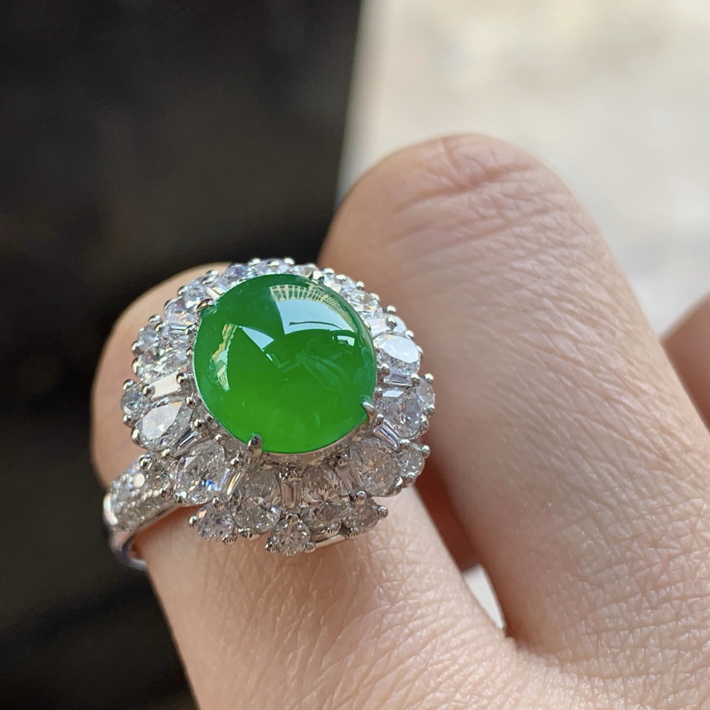 金钻豪华镶嵌辣绿色戒指^_^鲜艳 种色好