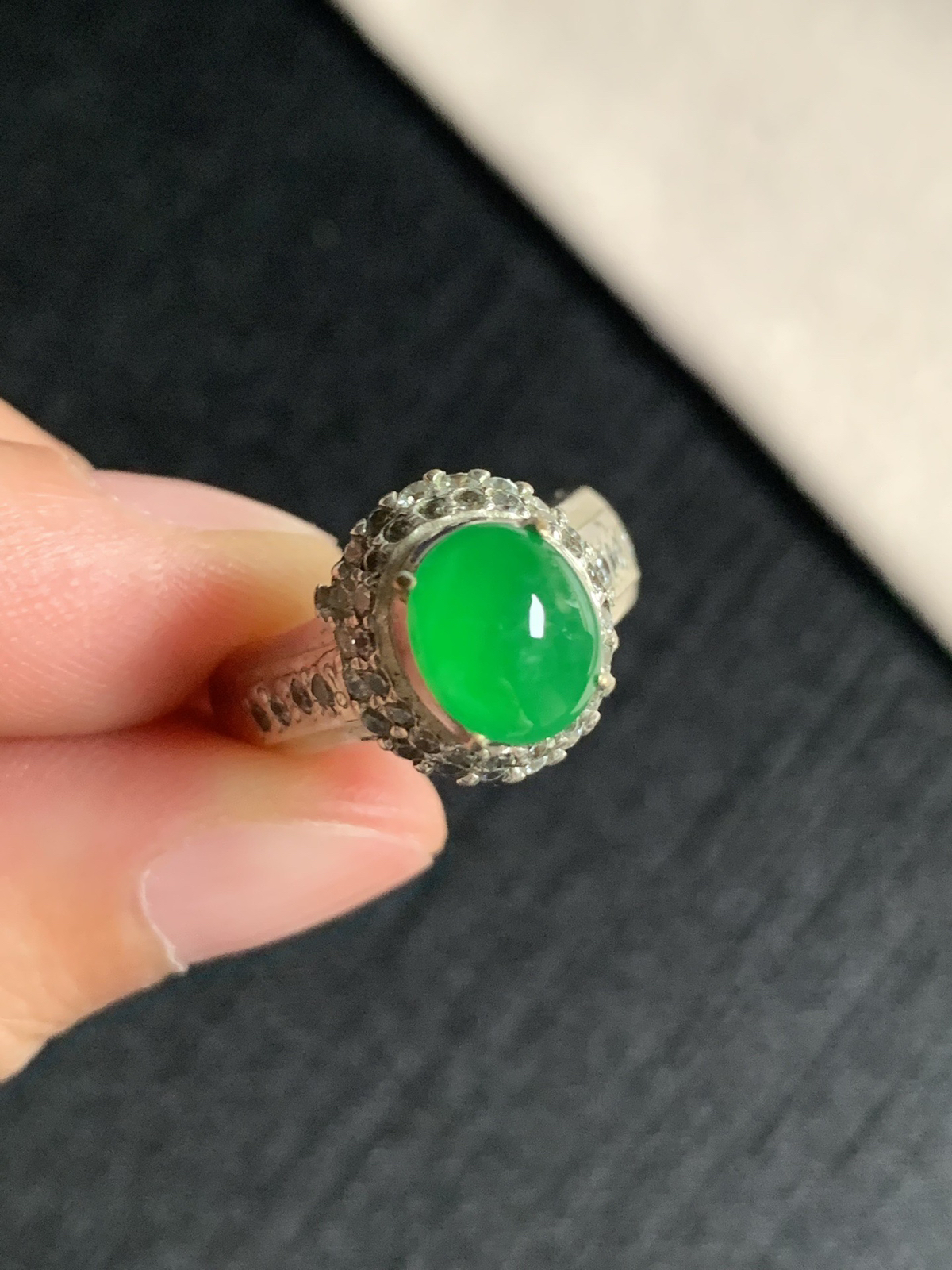 冰阳绿戒面
种好色好品相好，正阳绿色泽艳丽纯正，老坑种质地细腻水灵