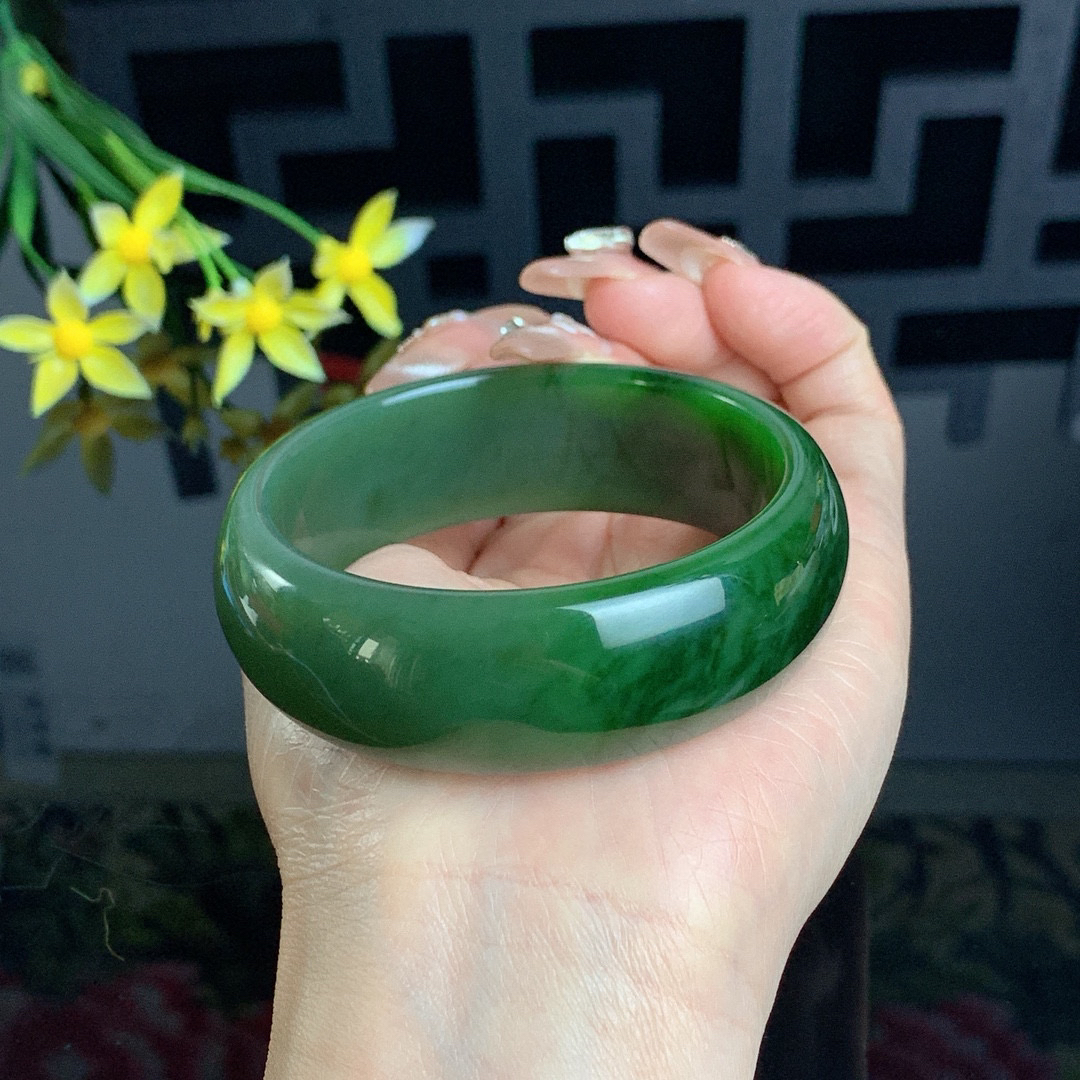 和田玉57圈菠菜绿宽版碧玉手镯！玉质细腻油润 底色纯净 无裂无黑 脂粉好，品质高。