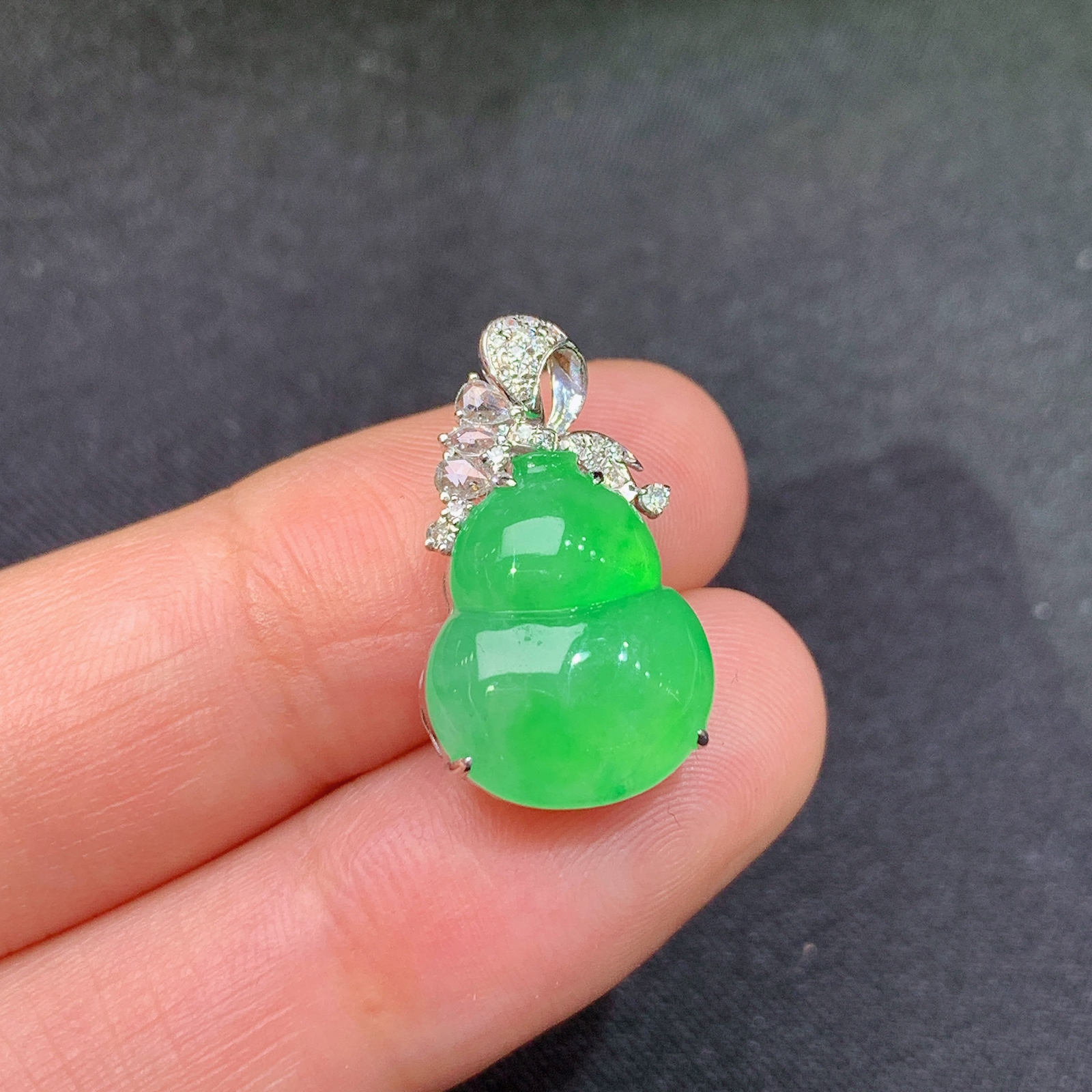 冰阳绿葫芦吊坠，18k金镶嵌，冰润色阳，玉质细腻，种水足，Y4 尺寸20.3*11.8*7