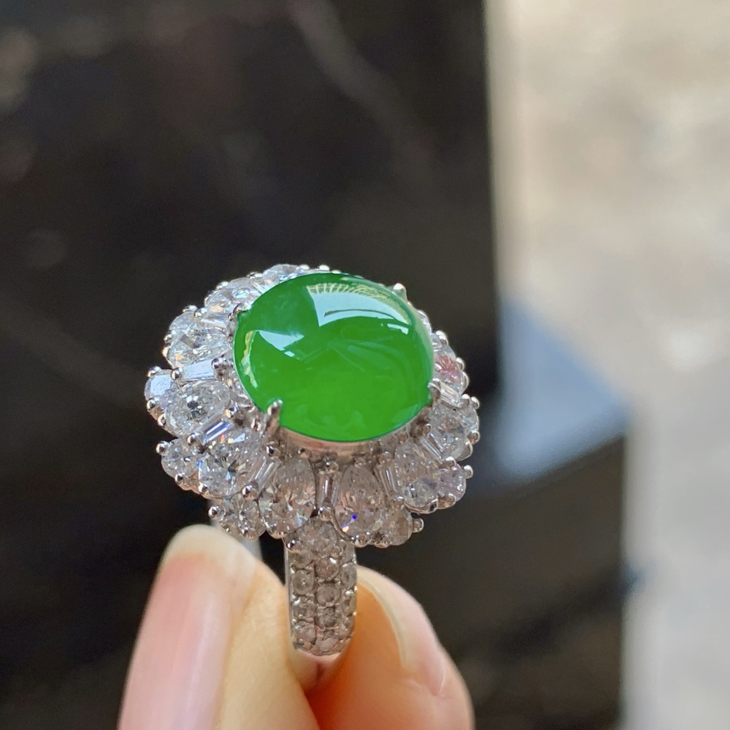 金钻豪华镶嵌辣绿色戒指^_^鲜艳 种色好