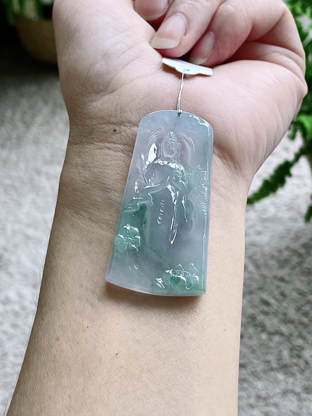 冰飘花大势至菩萨持莲观音牌吊坠
【说明】缅料 完美 性价比高  
【尺寸】53.7-27-5
【重量