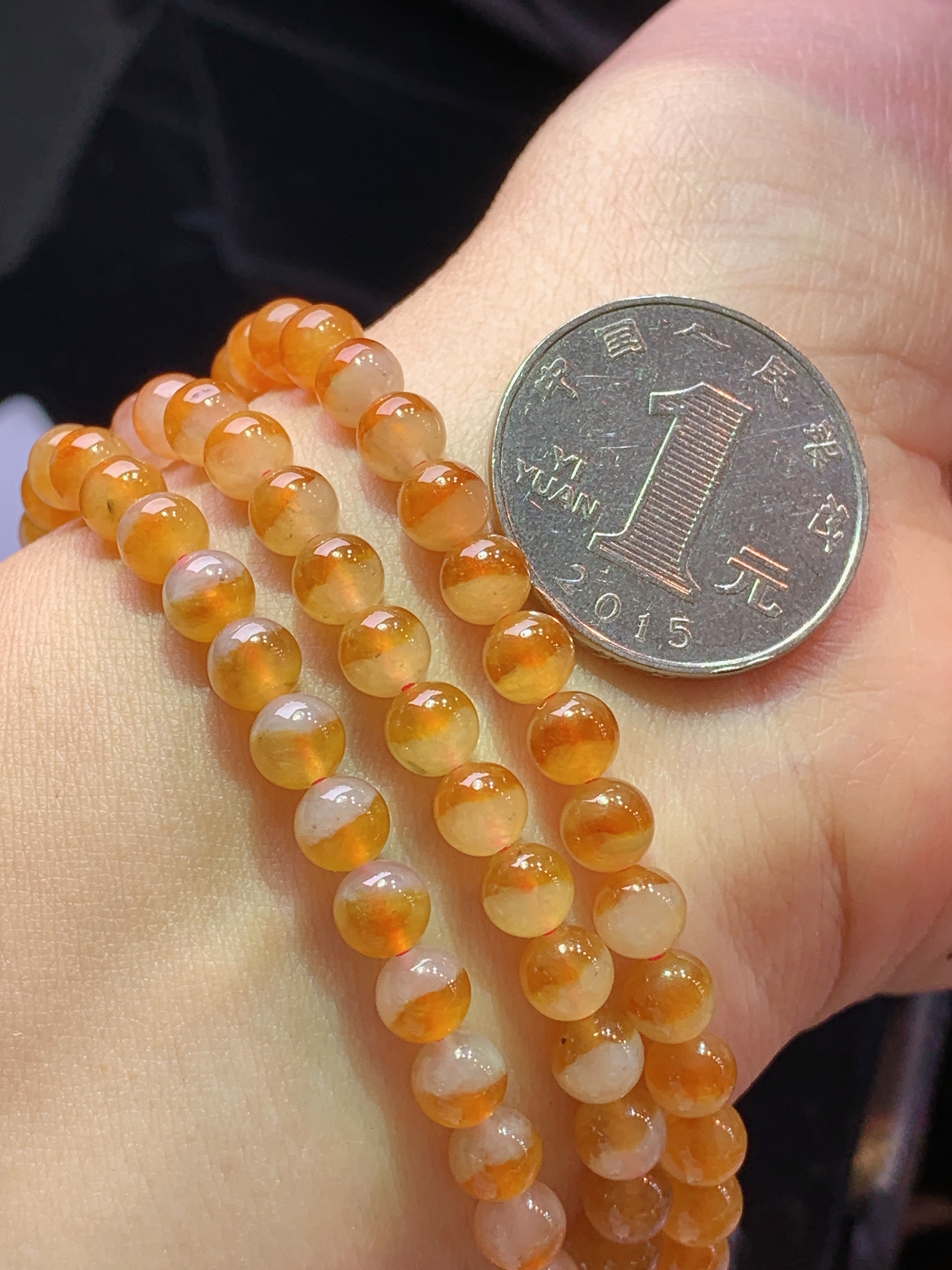 黄翡圆珠项链 玉质细腻 色泽艳丽清新 水润亮眼 整体尺寸5.5c5