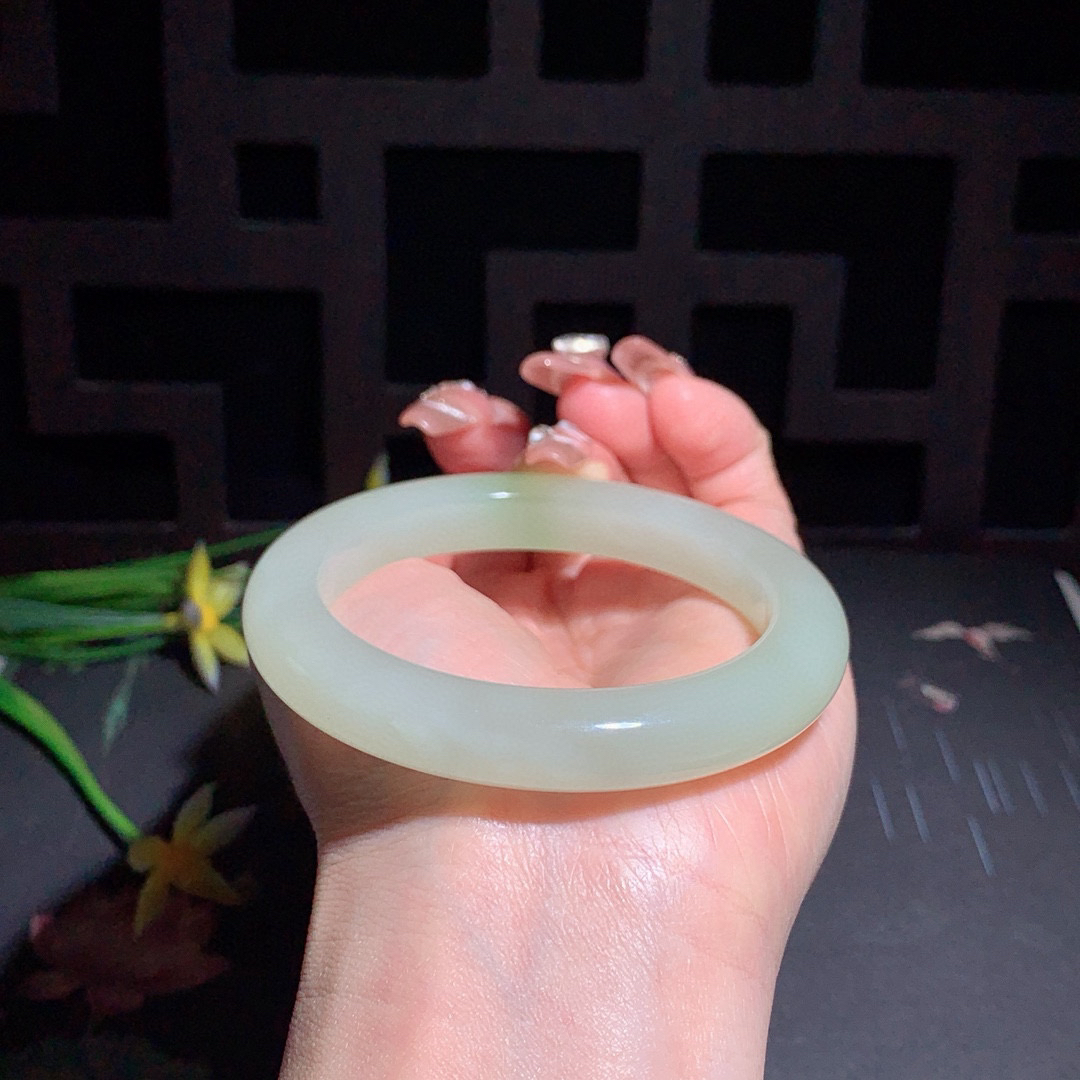 和田玉56圈口翠青手镯！玉质细腻油润 底色纯净 无裂无杂 脂粉好，品质高