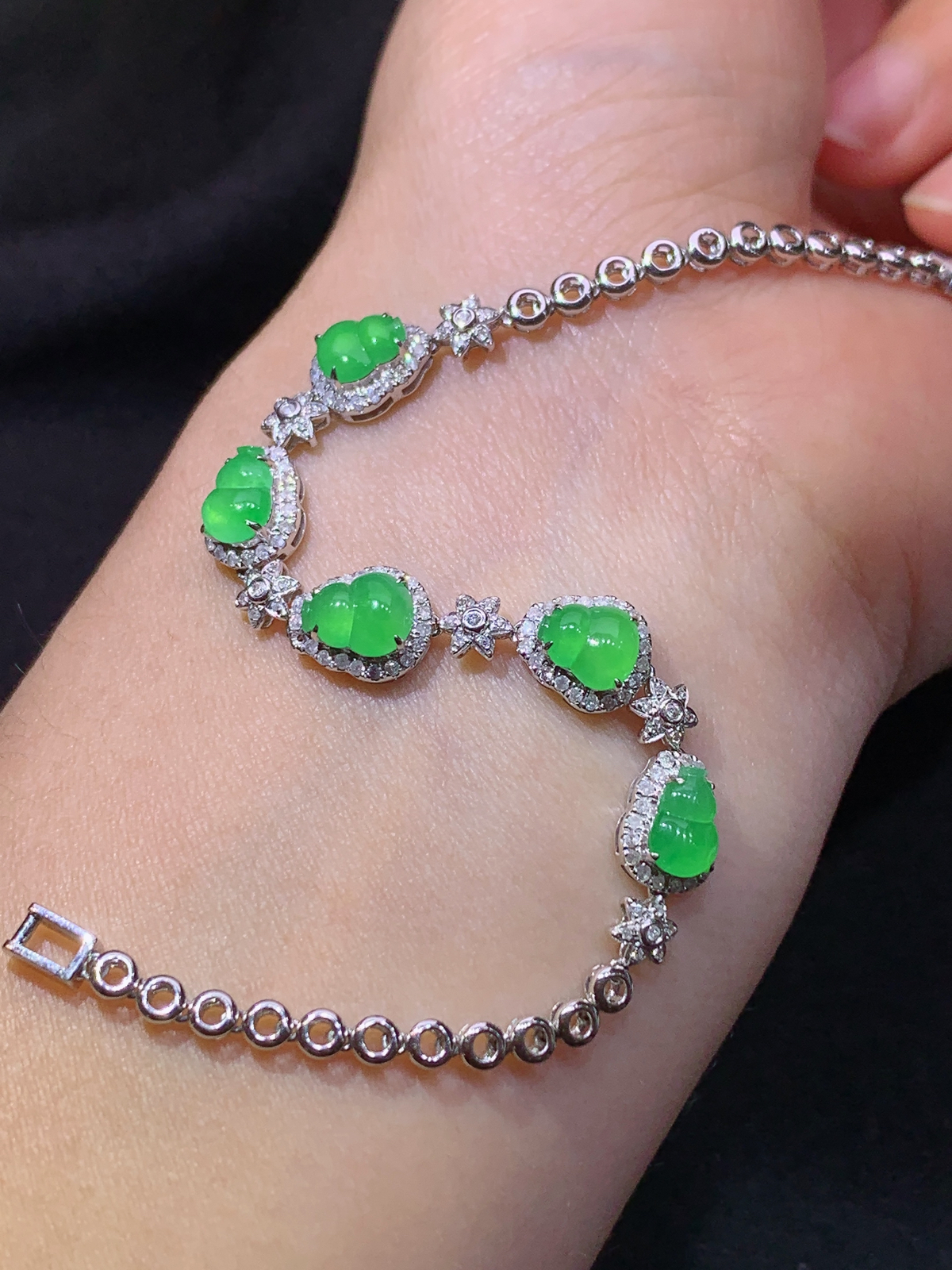 冰阳绿葫芦手链，18k金镶嵌，款式新颖，冰润色阳，种水足，Aq 尺寸6.8*5.3*2.2