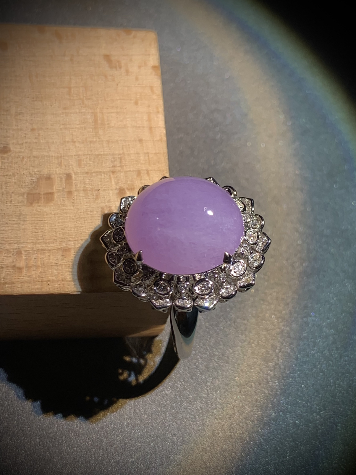 冰紫戒指，裸石16-15-9.5mm，
台面整体23.5-22.5-15mm，9.55g，
15#，18K金，南非钻，