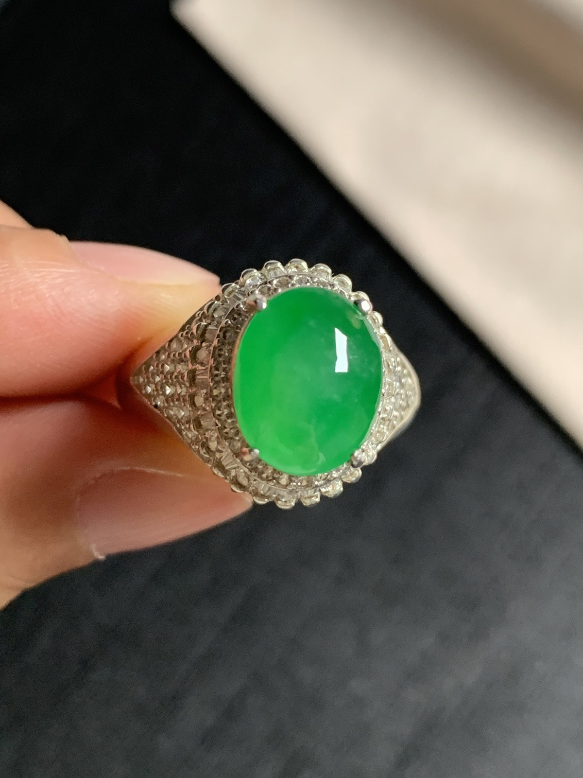 冰阳绿戒面
种好色好品相好，色泽艳丽纯正，老坑种冰透水灵饱满圆润