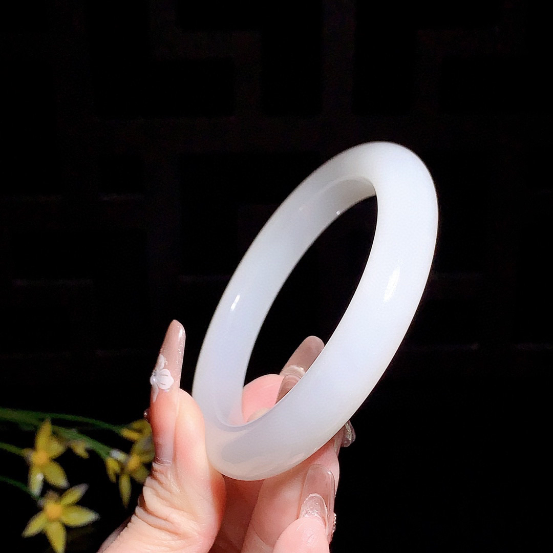 和田玉58圈口羊脂白手镯！玉质细腻油润 底色纯净 无裂无杂 脂粉好，品质高。