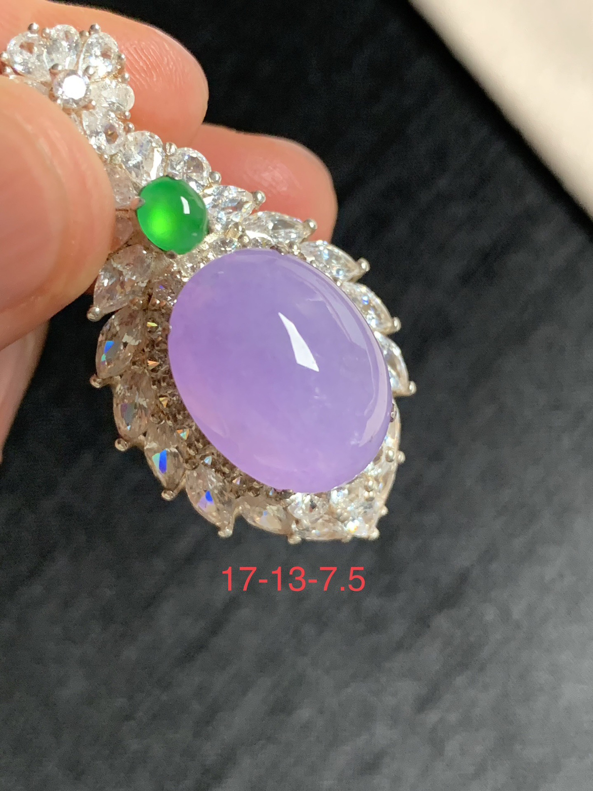 冰紫罗兰鸽子蛋吊坠
种好色美品相好，色泽浓郁艳丽，老坑种水灵饱满