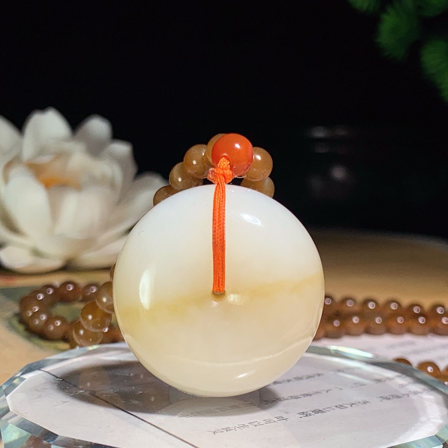 新疆和田玉且末糖平安扣挂件 尺寸28/14重44.8克。玉质细腻油润。手推出油。佩戴高端典雅。lt260415