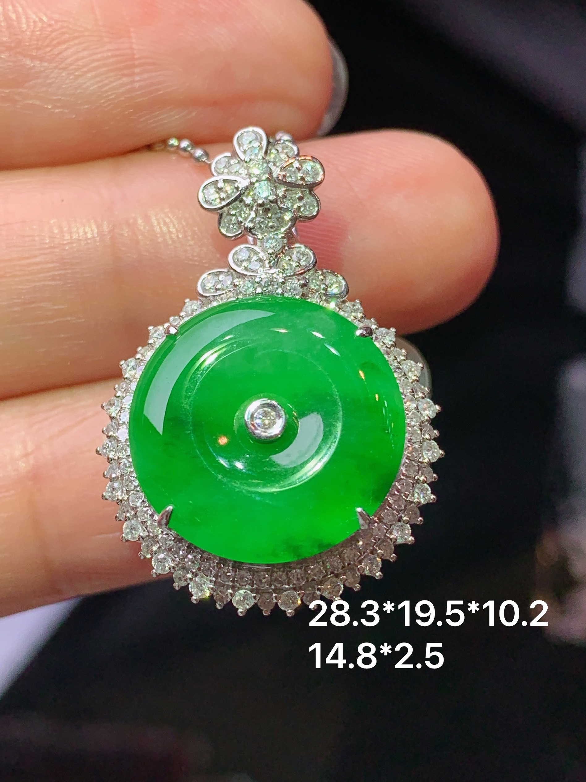 18k金钻镶嵌阳绿平安扣吊坠 玉质细腻 色泽艳丽清新 水润亮眼 整体尺寸28.3*19.5*10.2L2