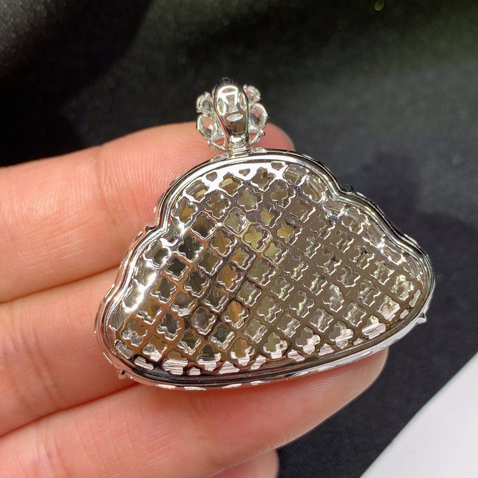 冰种舒佛吊坠，18k金镶嵌，冰润细腻，品相好，种水足，Ff 尺寸34.5*38.2*9.2