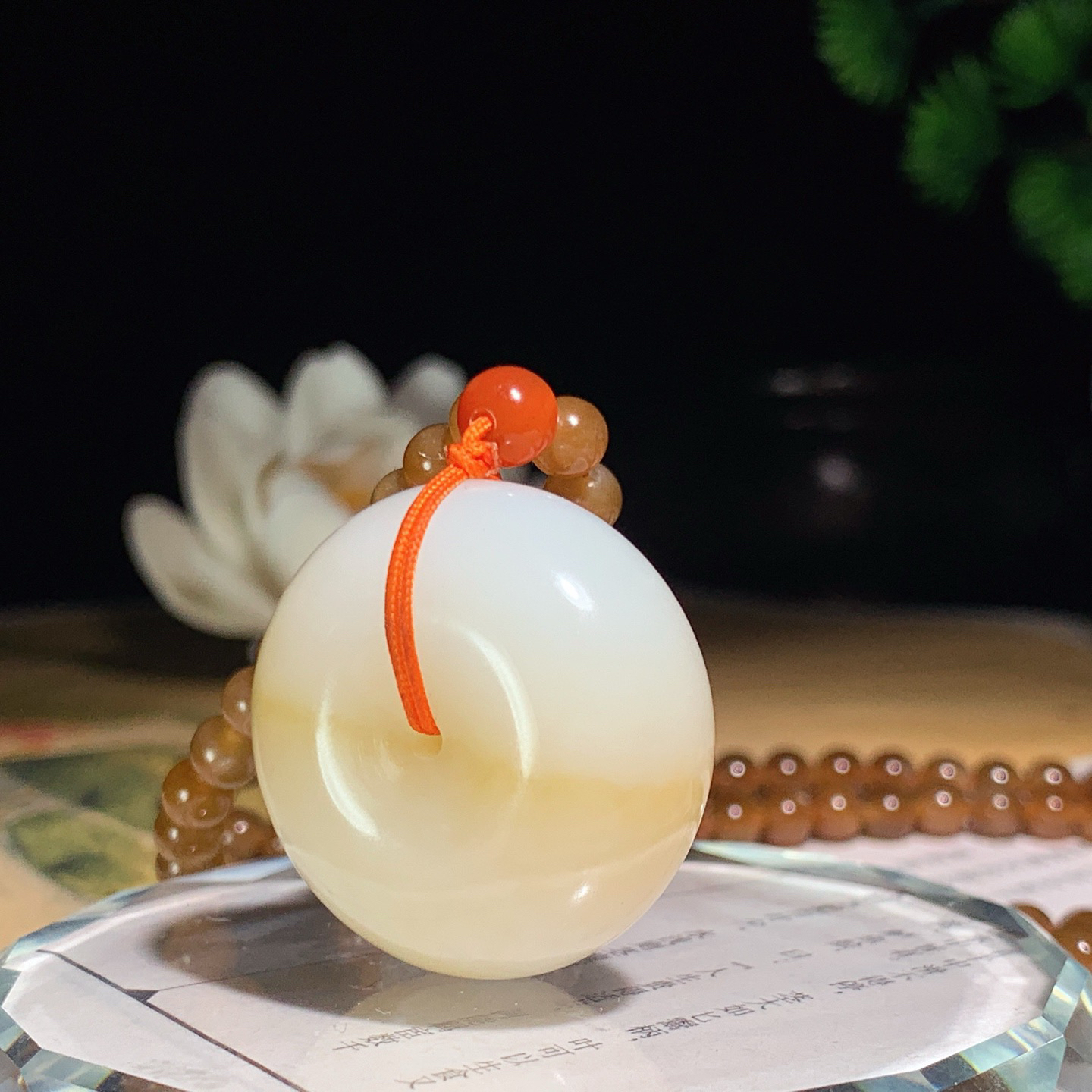 新疆和田玉且末糖平安扣挂件 尺寸28/14重44.8克。玉质细腻油润。手推出油。佩戴高端典雅。lt260415