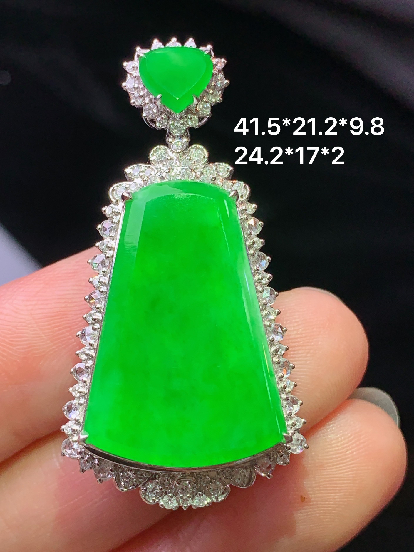 18k金钻镶嵌阳绿无事牌吊坠 玉质细腻 色泽艳丽清新 水润亮眼 整体尺寸41.5*21.2*9.8j2