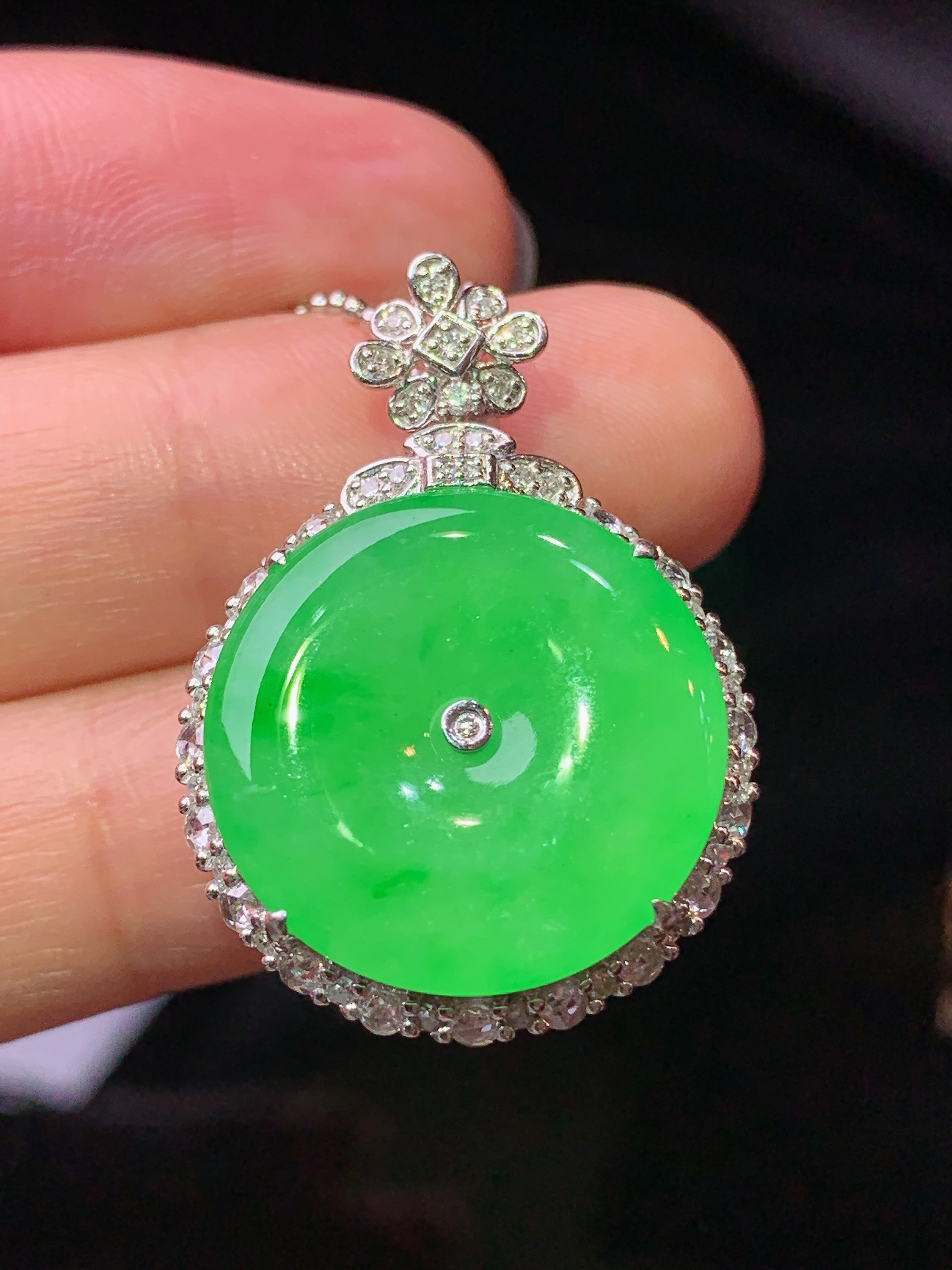 18k金钻镶嵌阳绿平安扣吊坠 玉质细腻 色泽艳丽清新 水润亮眼 整体尺寸30.5*21.3*9.3j