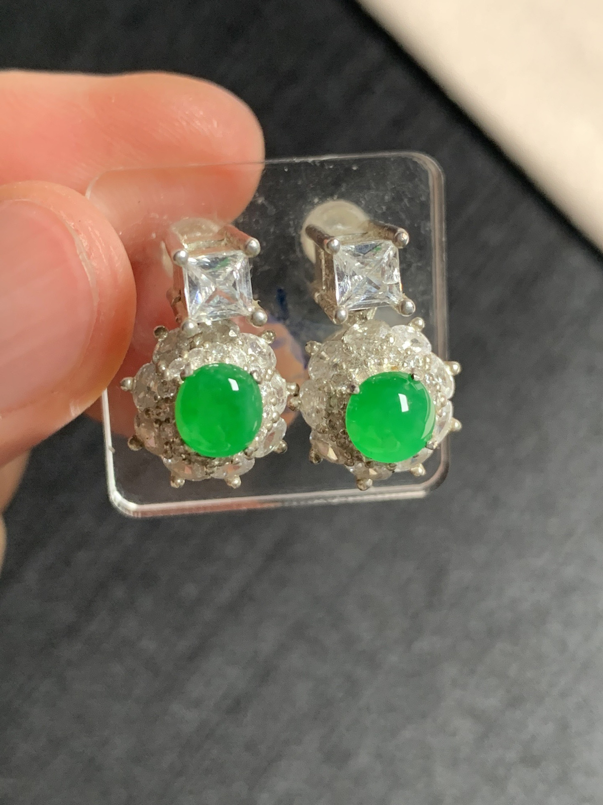 冰阳绿耳钉 种好色好品相好，色泽艳丽纯正，质地细腻水灵饱满