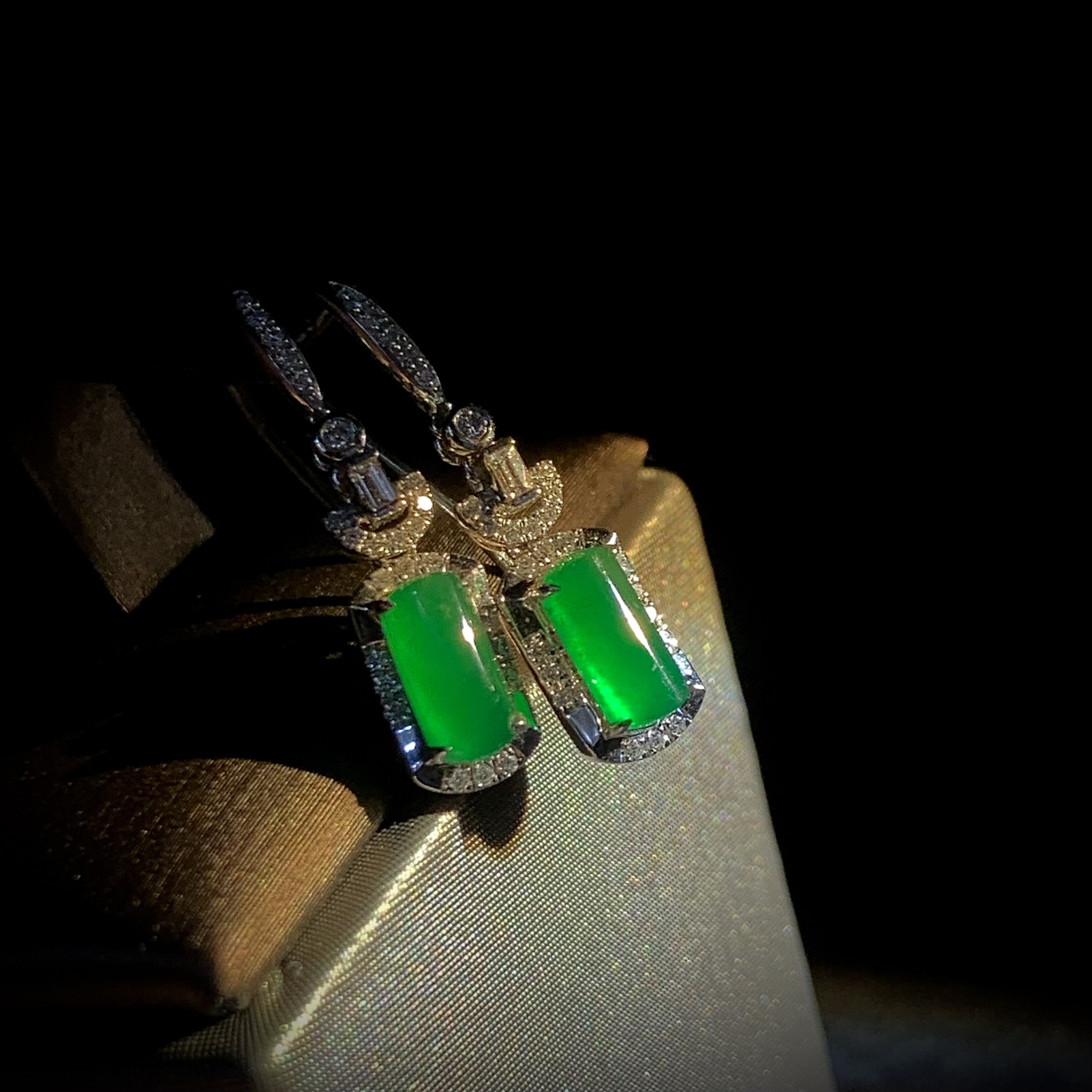 翡翠绿素面镶嵌耳坠，
裸石约8-4-2mm，整体27.2-5.8-5.6mm，
3.26g，18K金，南非钻，