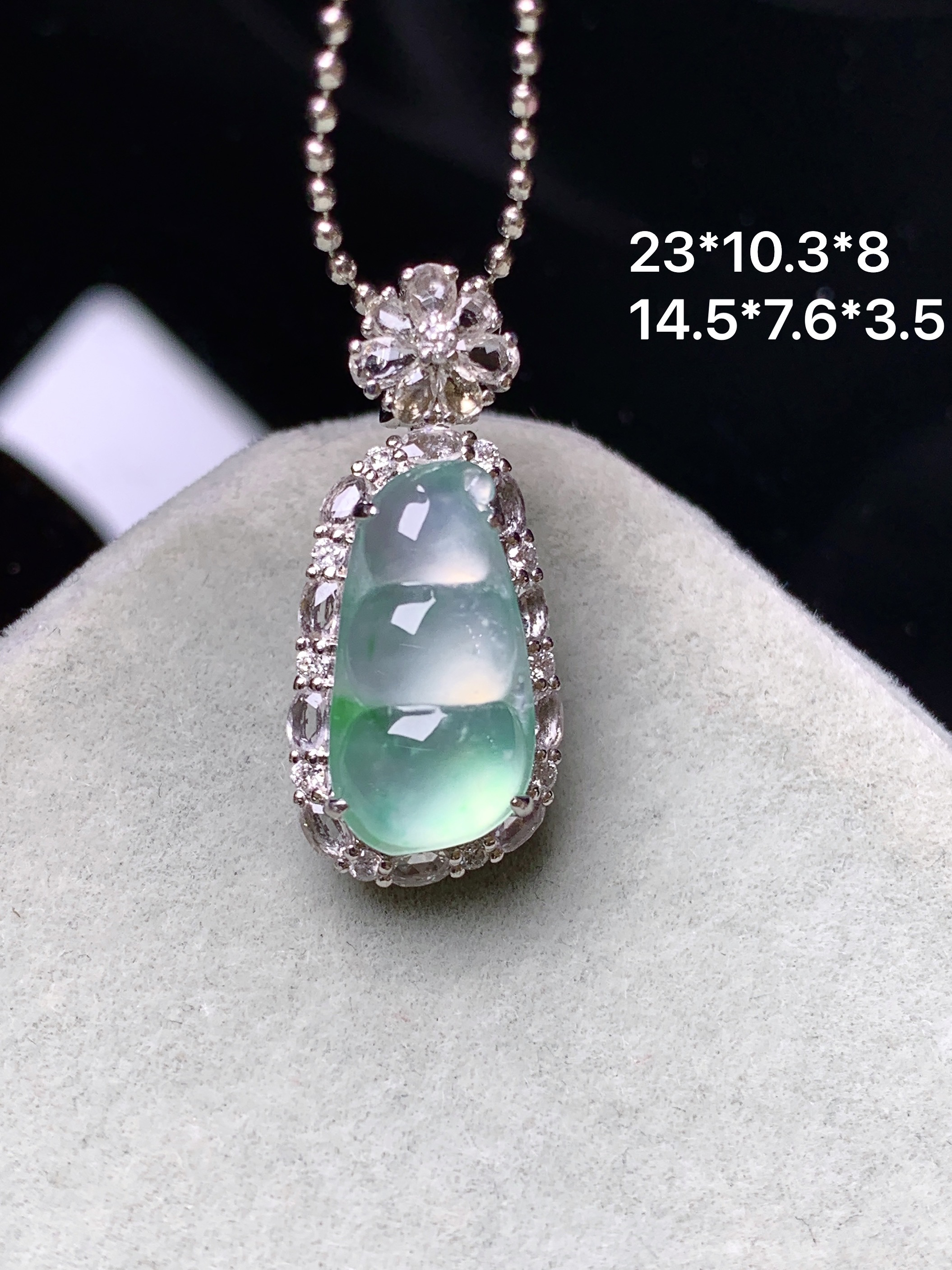 18k金钻镶嵌冰种飘花四季豆吊坠 玉质细腻 色泽艳丽清新 水润亮眼 整体尺寸23*10.3*8h5