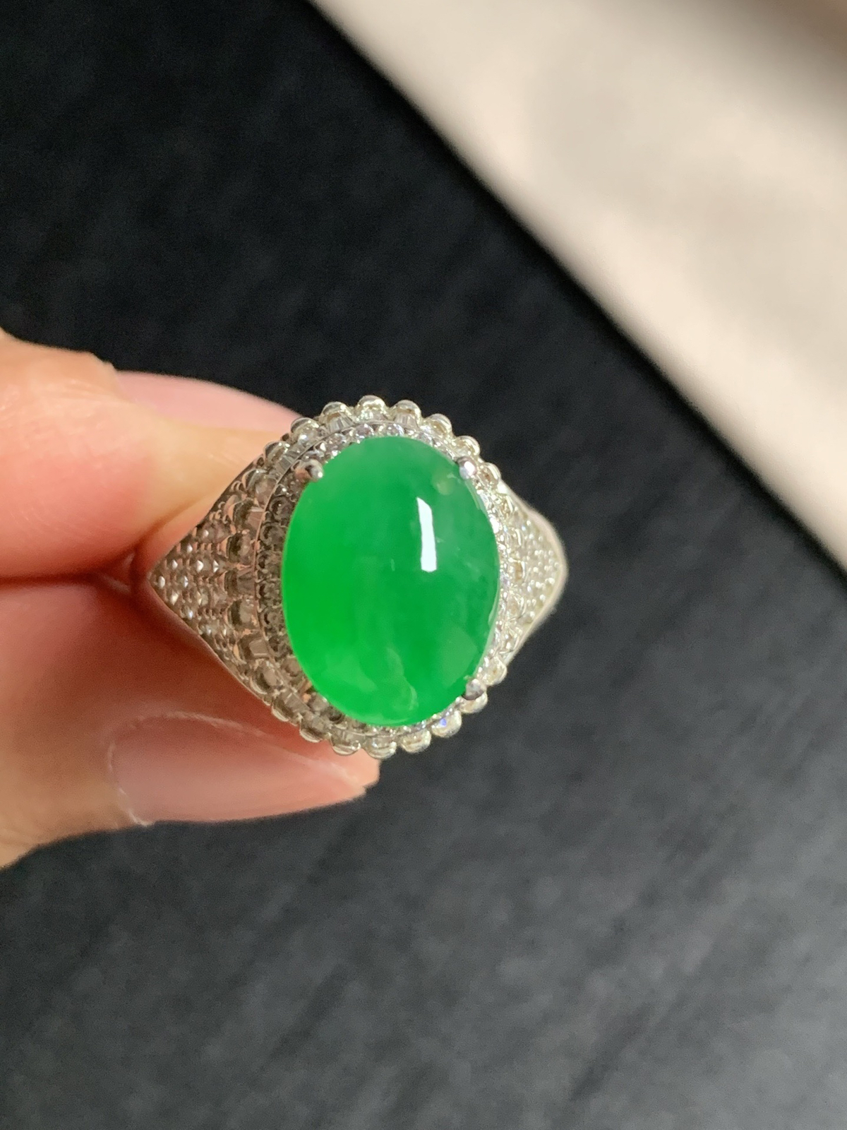 冰阳绿戒面
无纹裂，种好色好品相好，色泽艳丽纯正，老坑种冰透水灵