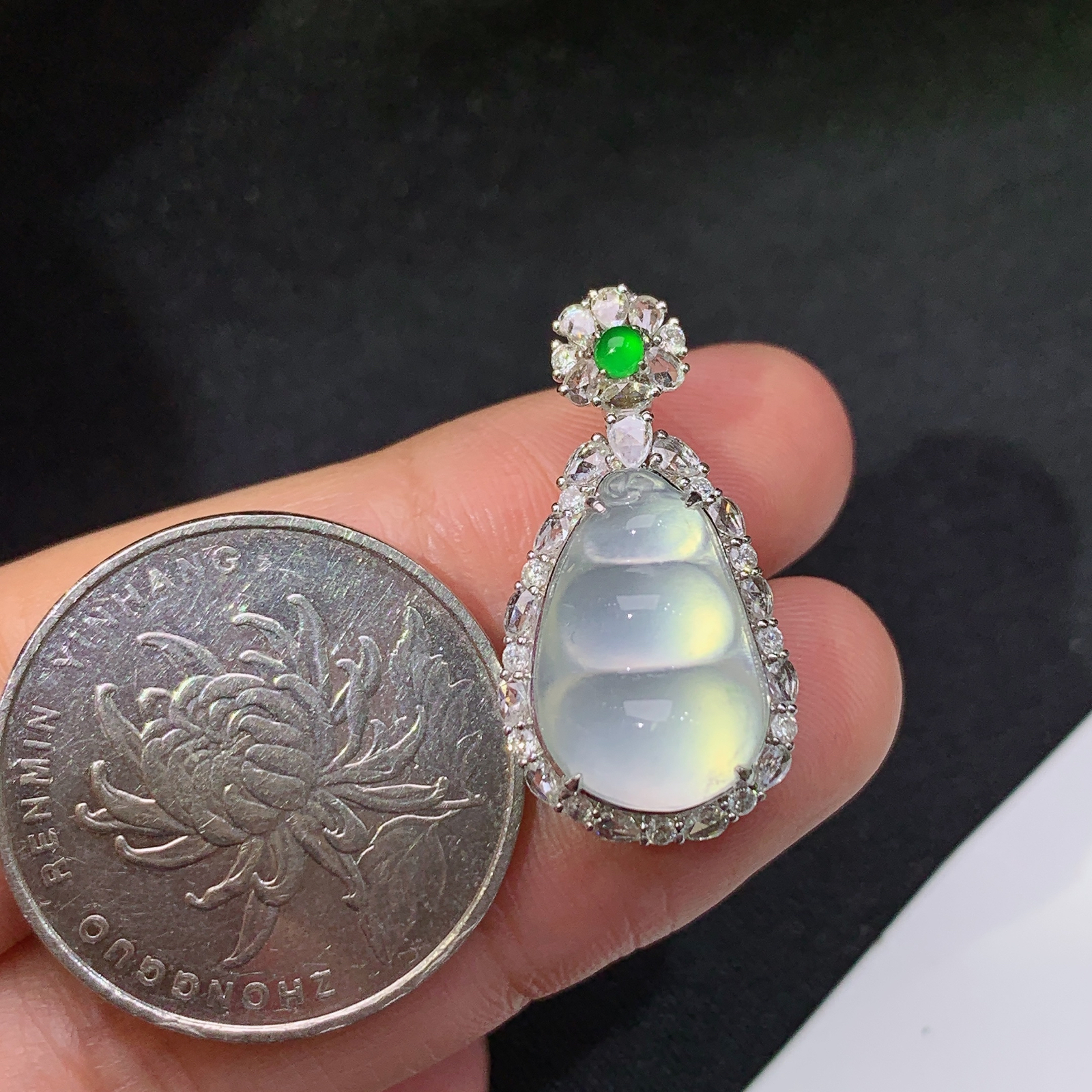 冰种福豆吊坠，18k金镶嵌，冰润饱满，玉质细腻，种水足，F f 尺寸25.7*13.4*10.3