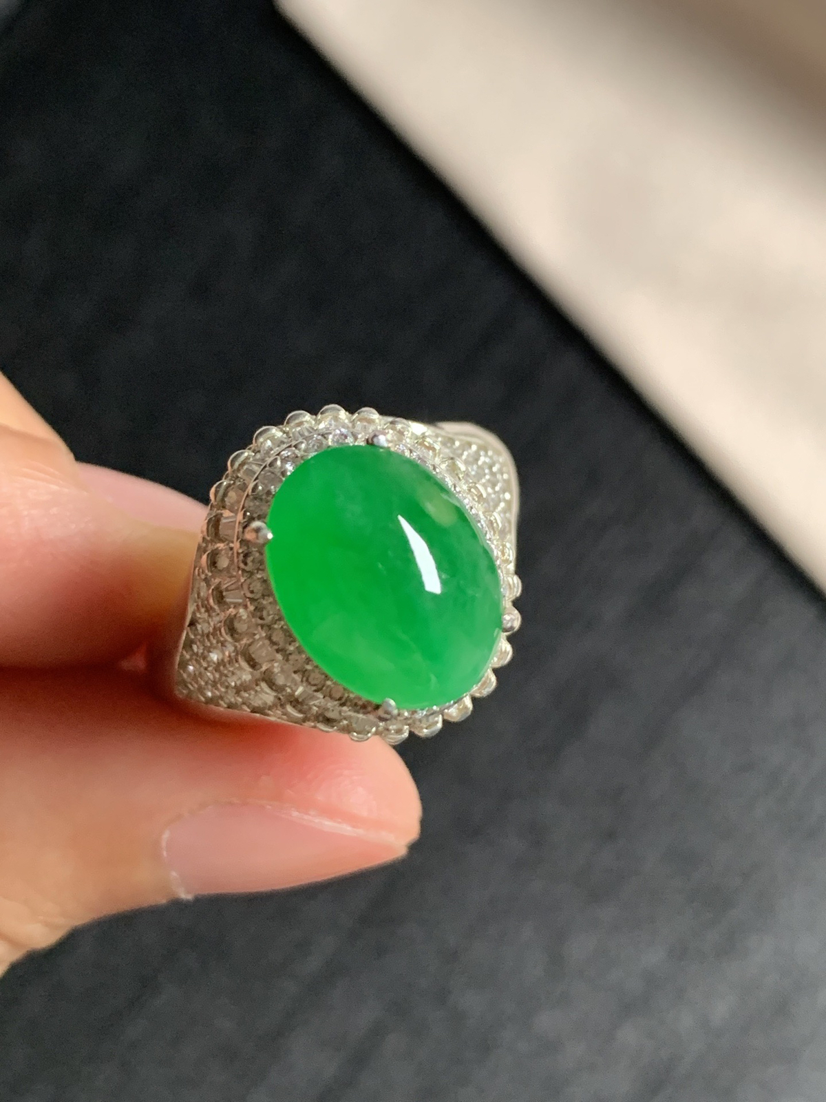 冰阳绿戒面
无纹裂，种好色好品相好，色泽艳丽纯正，老坑种冰透水灵