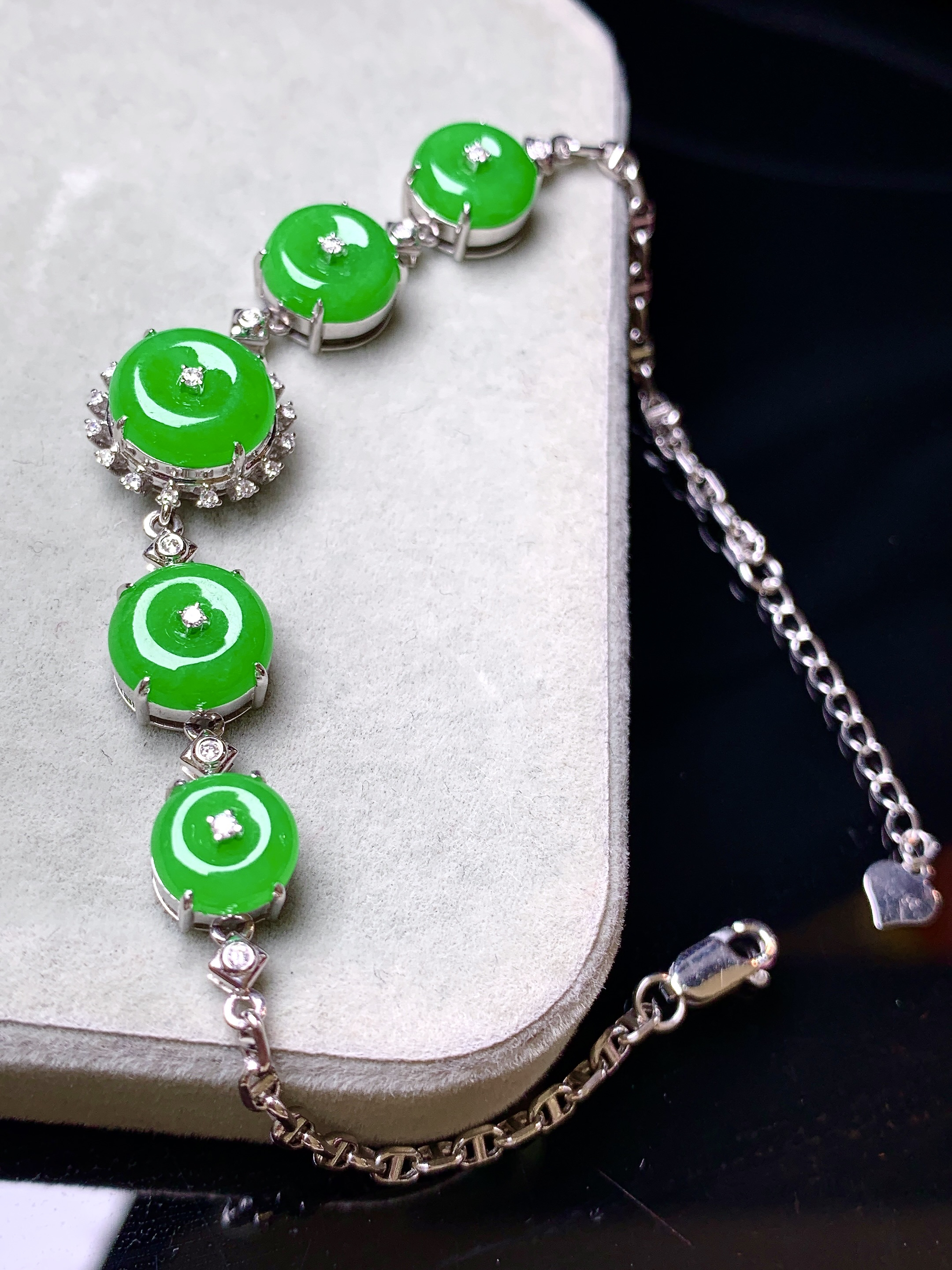 18k金钻镶嵌阳绿平安扣手链 玉质细腻 色泽艳丽清新 水润亮眼 整体尺寸165*12.5*6.5L2