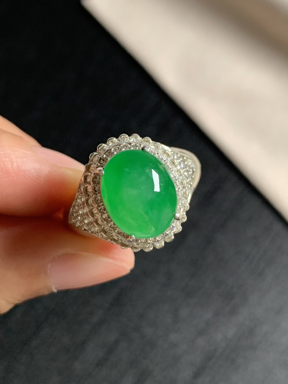 冰阳绿戒面
种好色好品相好，色泽艳丽纯正，老坑种冰透水灵饱满圆润