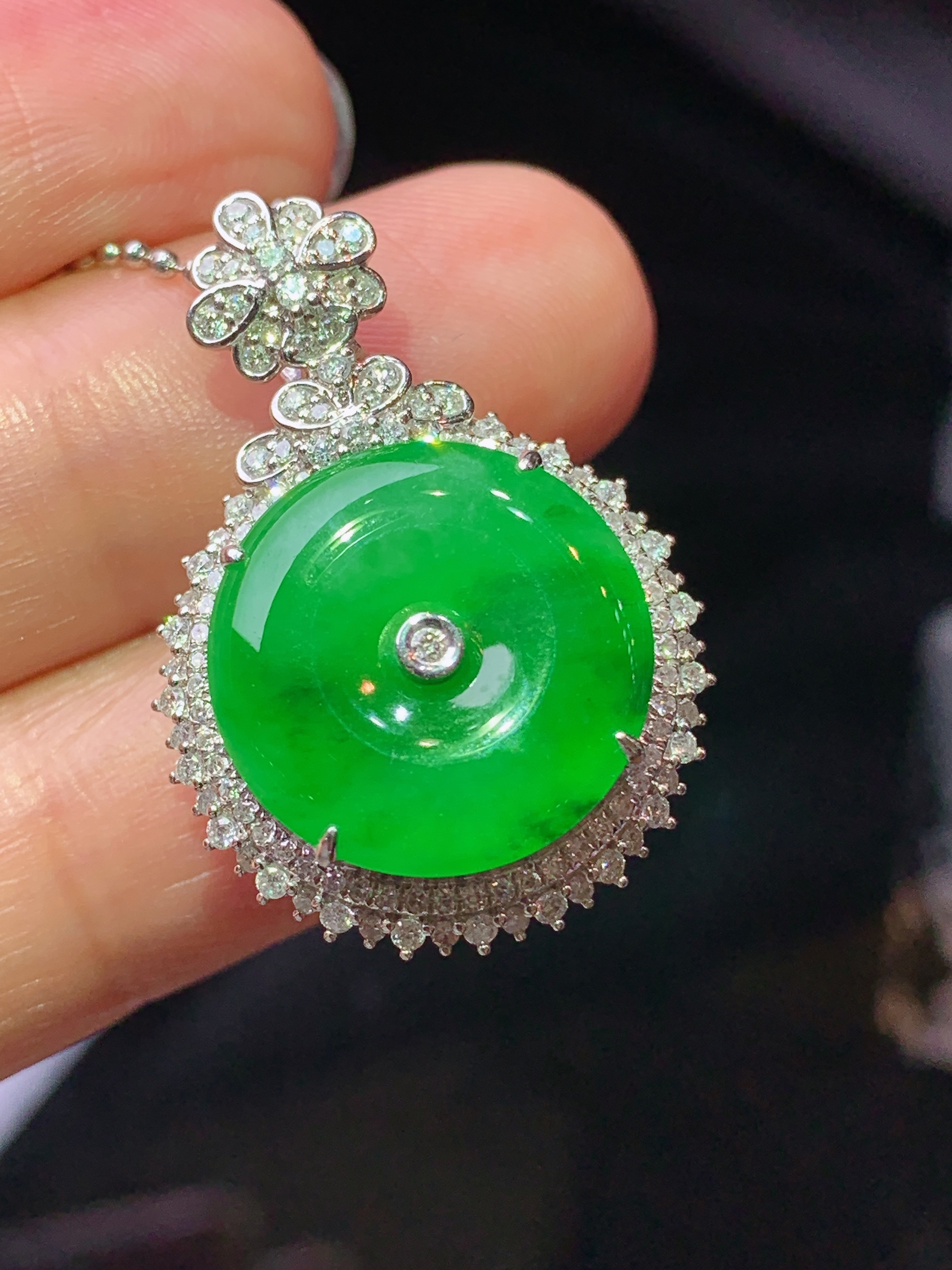 18k金钻镶嵌阳绿平安扣吊坠 玉质细腻 色泽艳丽清新 水润亮眼 整体尺寸28.3*19.5*10.2