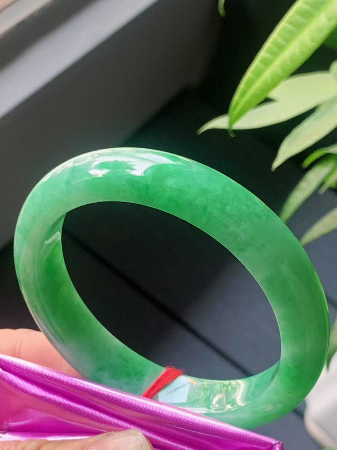 【翡翠名称】老种满色阳绿56.8正圈口手镯
【翡翠尺寸】56.8/12.3/8.7mm适合55.8-58正圈口佩戴
【翡翠描述】宝贝种老水足，玉质细腻，色泽靓丽，性价比高，佩戴效果好！
【其它赠送】权威证书/精美挂绳盒子/支持全国复检