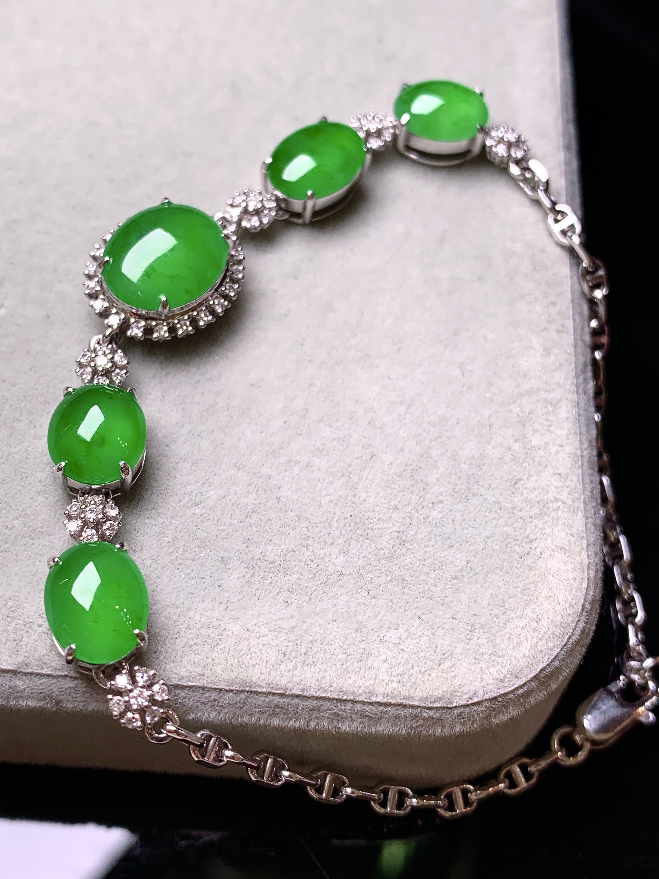 18k金钻镶嵌满绿蛋面手链 玉质细腻 色泽艳丽清新 水润亮眼 整体尺寸165*11.3*6.2L2