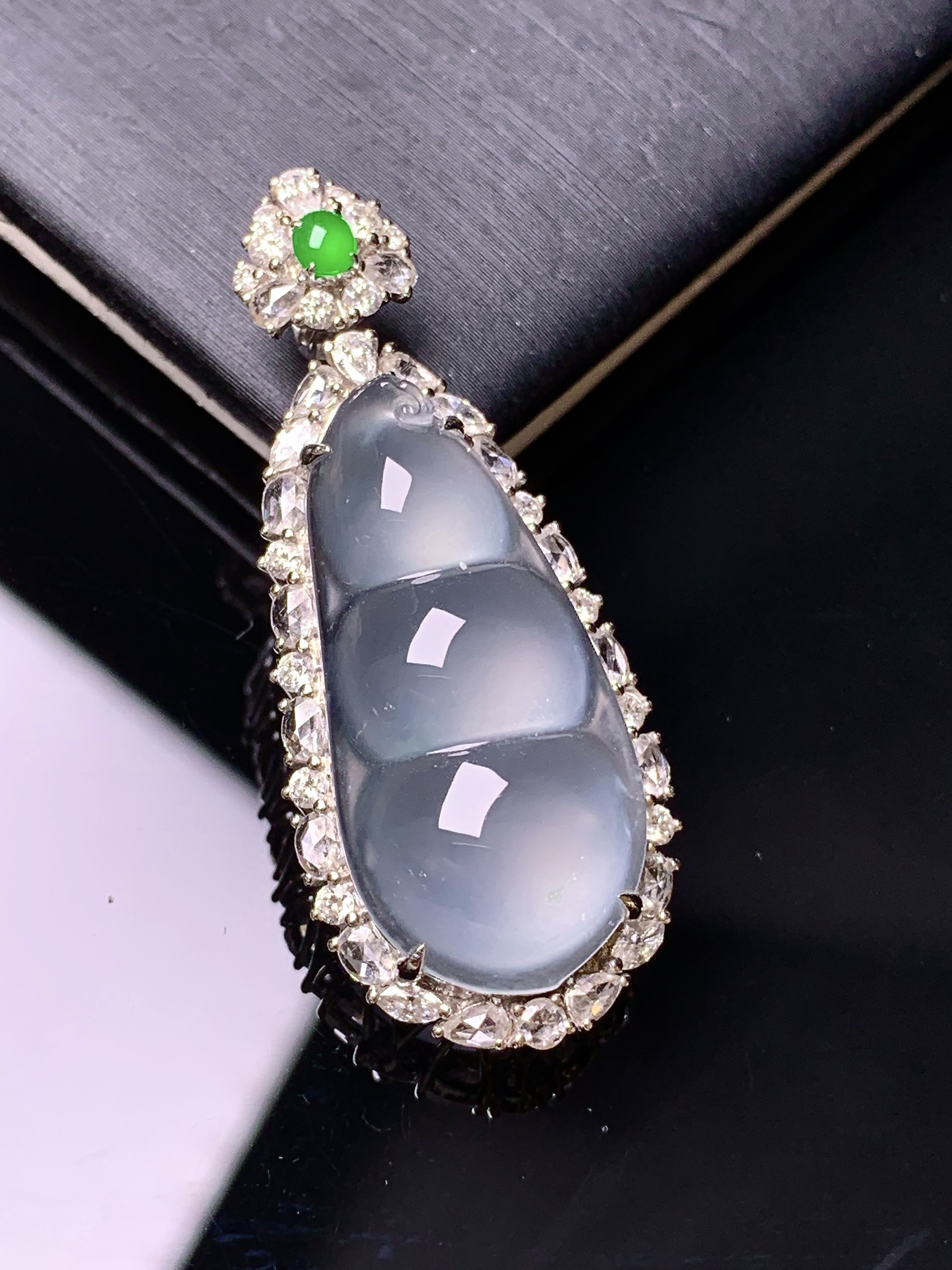 18k金钻镶嵌冰种四季豆吊坠 玉质细腻 色泽艳丽清新 水润亮眼 整体尺寸39.5*16.3*9.6c