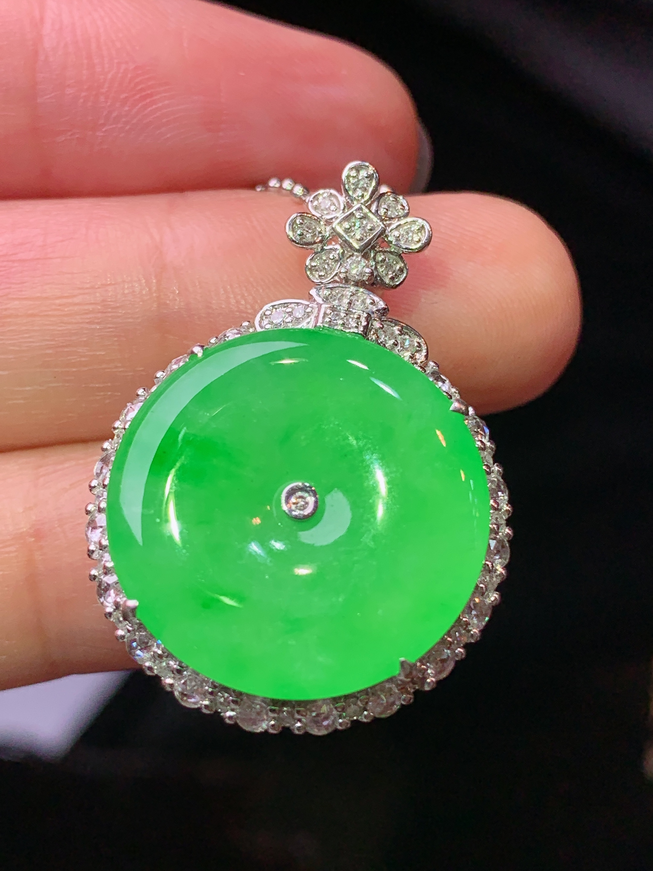 18k金钻镶嵌阳绿平安扣吊坠 玉质细腻 色泽艳丽清新 水润亮眼 整体尺寸30.5*21.3*9.3j2