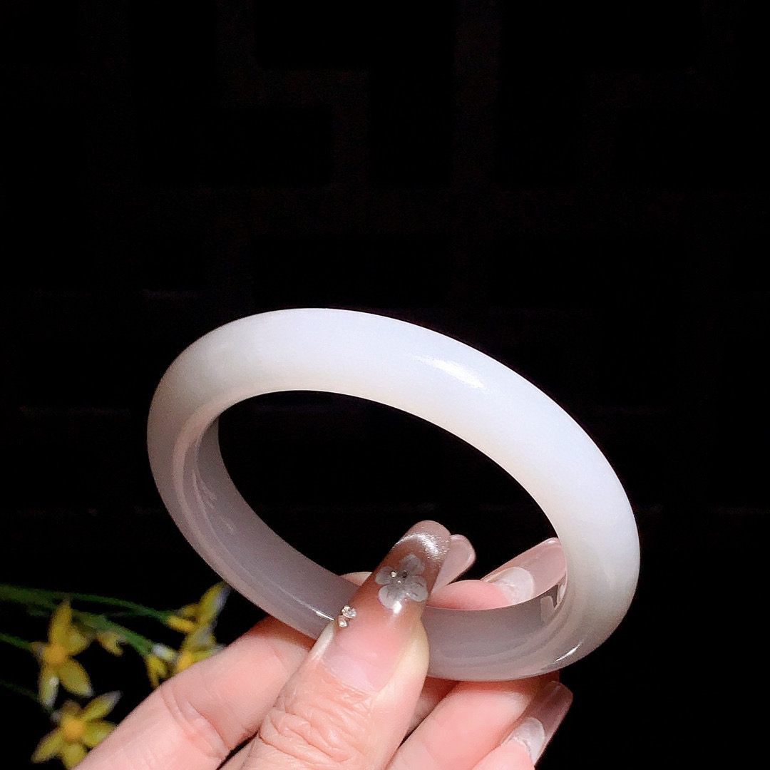 和田玉58圈口羊脂白手镯！玉质细腻油润 底色纯净 无裂无杂 脂粉好，品质高。