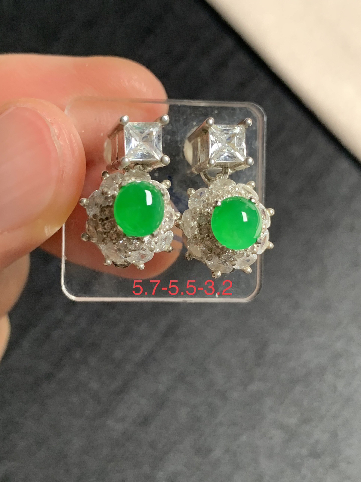 冰阳绿耳钉 种好色好品相好，色泽艳丽纯正，质地细腻水灵饱满