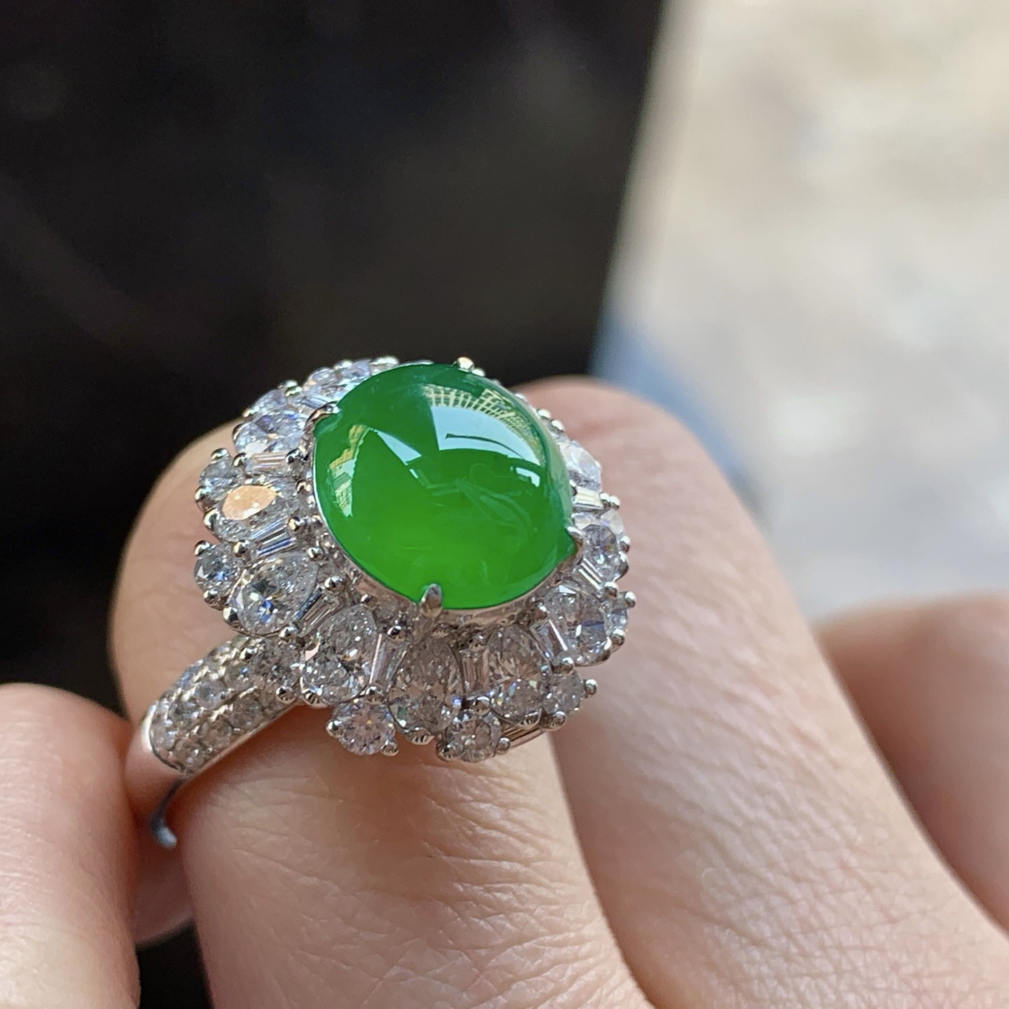 金钻豪华镶嵌辣绿色戒指^_^鲜艳 种色好