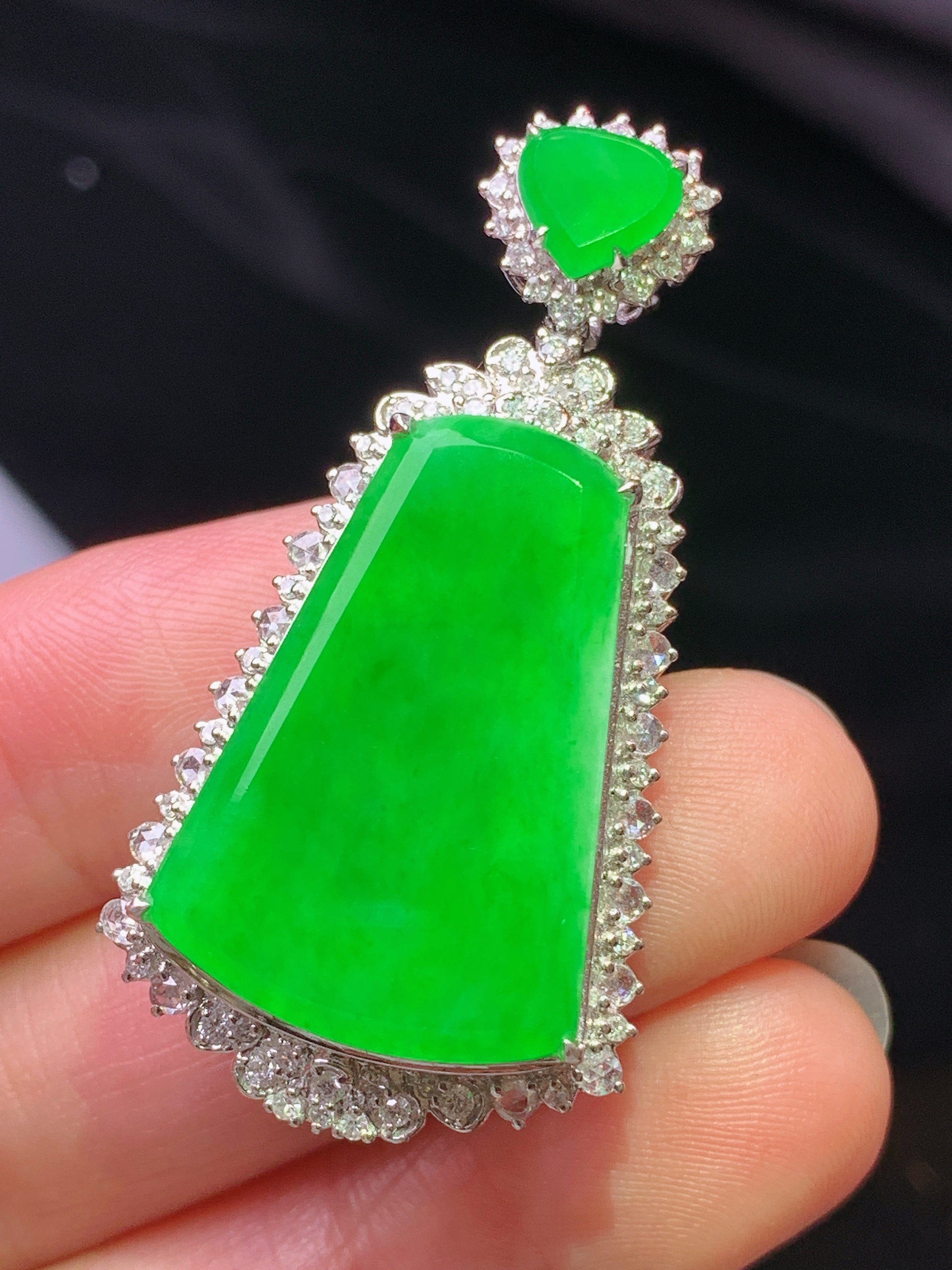 18k金钻镶嵌阳绿无事牌吊坠 玉质细腻 色泽艳丽清新 水润亮眼 整体尺寸41.5*21.2*9.8j2