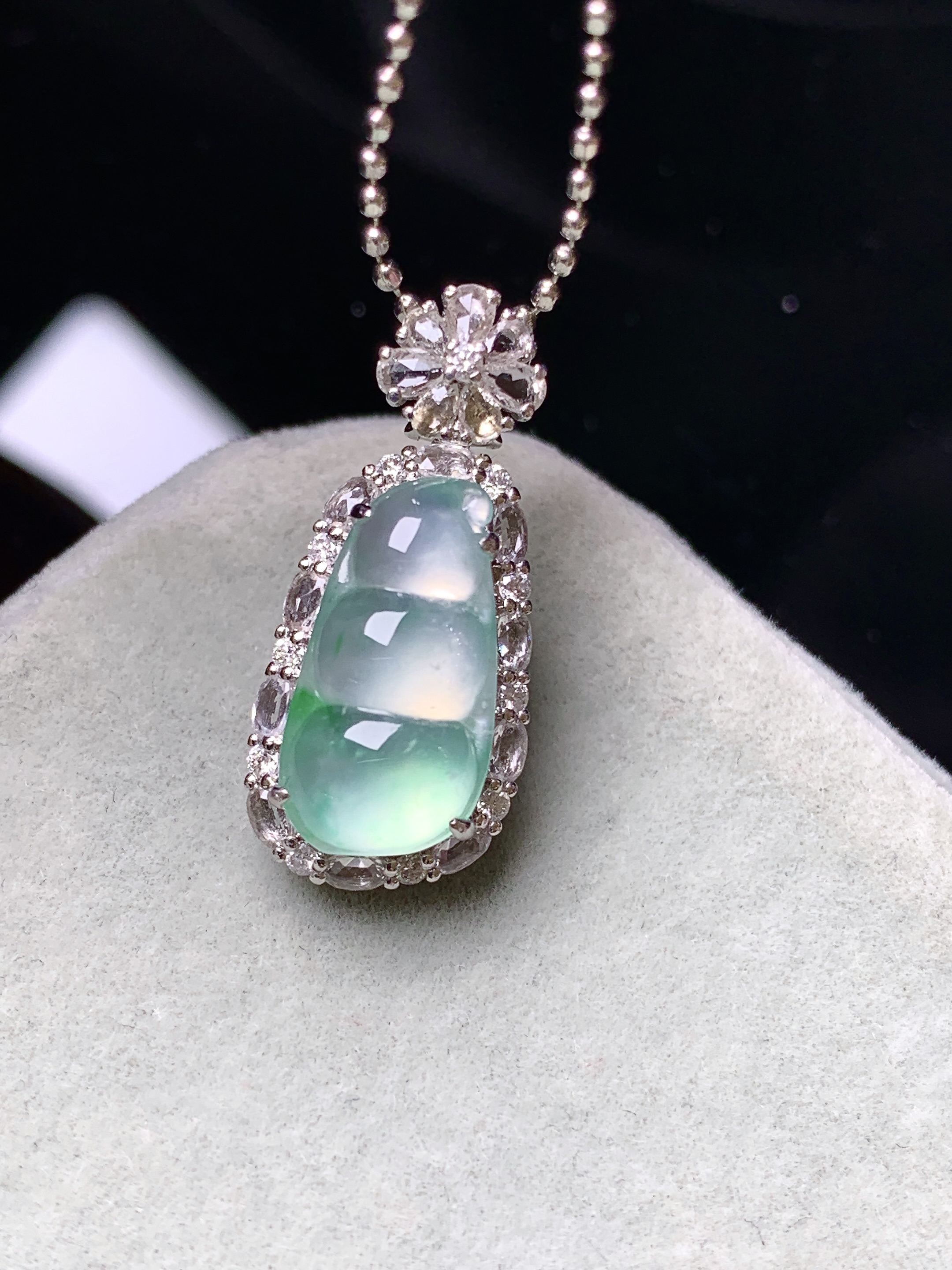 18k金钻镶嵌冰种飘花四季豆吊坠 玉质细腻 色泽艳丽清新 水润亮眼 整体尺寸23*10.3*8h5