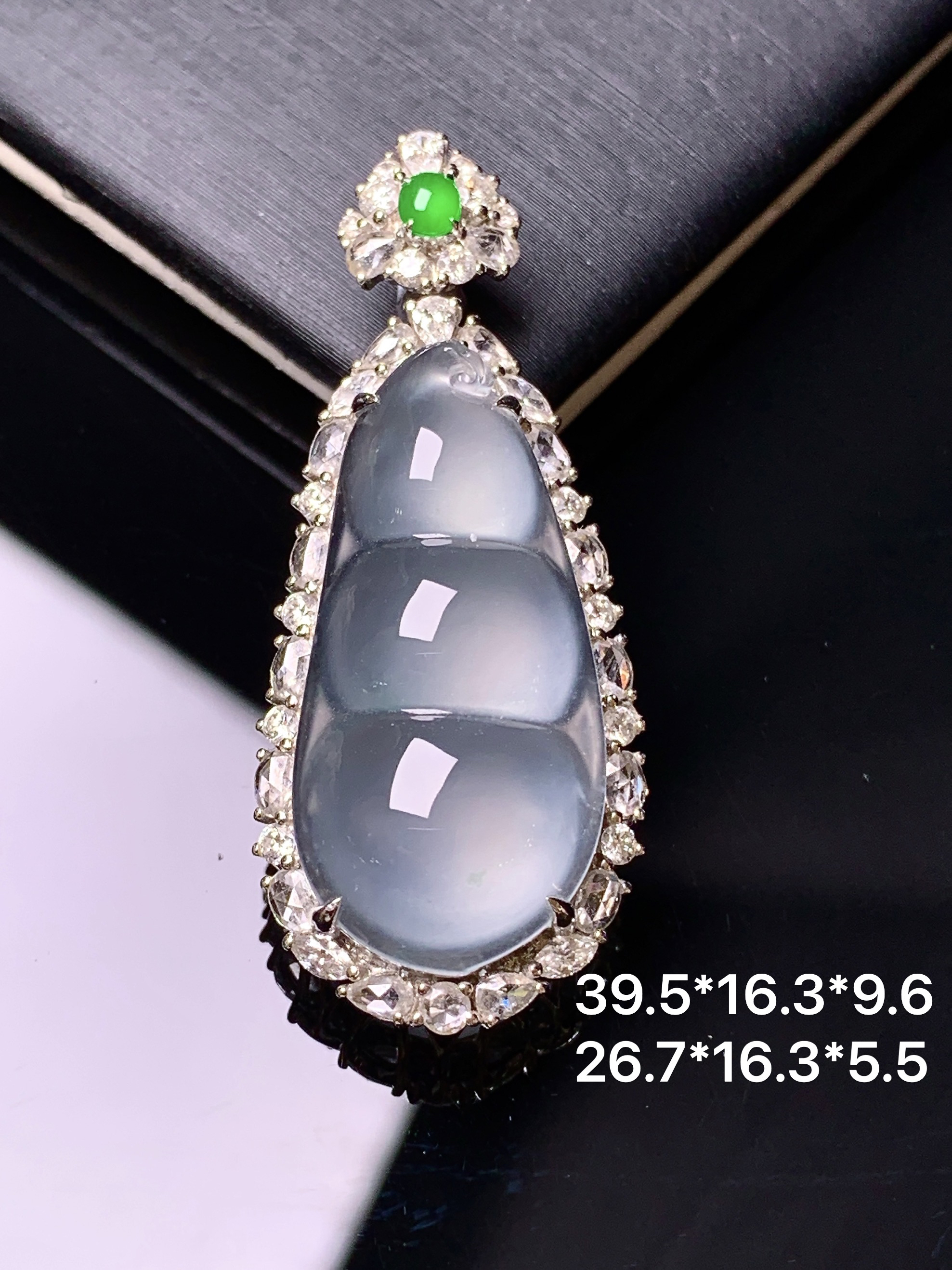 18k金钻镶嵌冰种四季豆吊坠 玉质细腻 色泽艳丽清新 水润亮眼 整体尺寸39.5*16.3*9.6c6