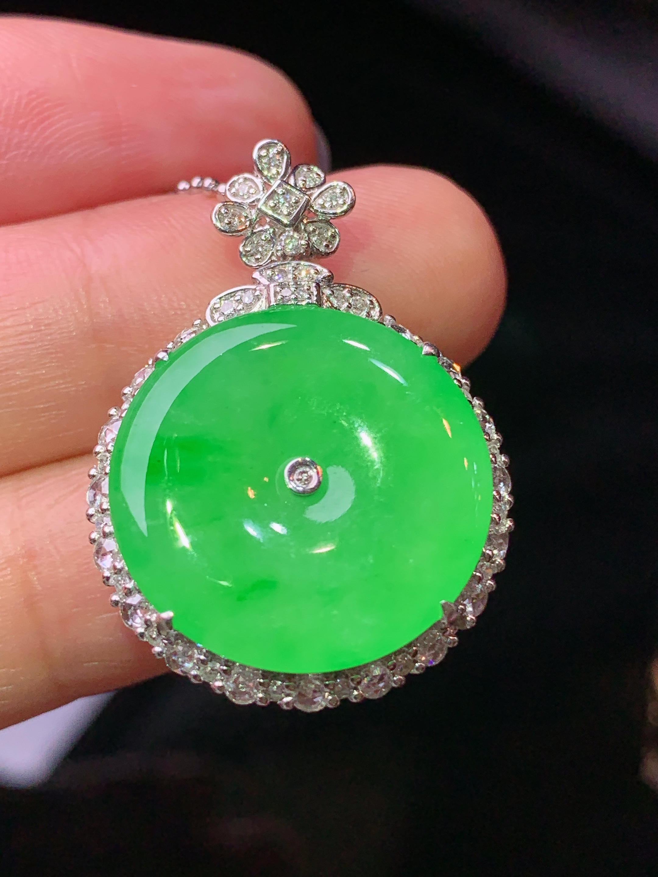 18k金钻镶嵌阳绿平安扣吊坠 玉质细腻 色泽艳丽清新 水润亮眼 整体尺寸30.5*21.3*9.3j2