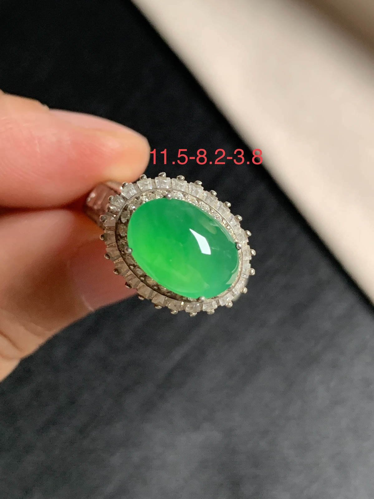 冰阳绿马鞍戒面
种好色好品相好，色泽艳丽明亮，老坑种冰透水灵