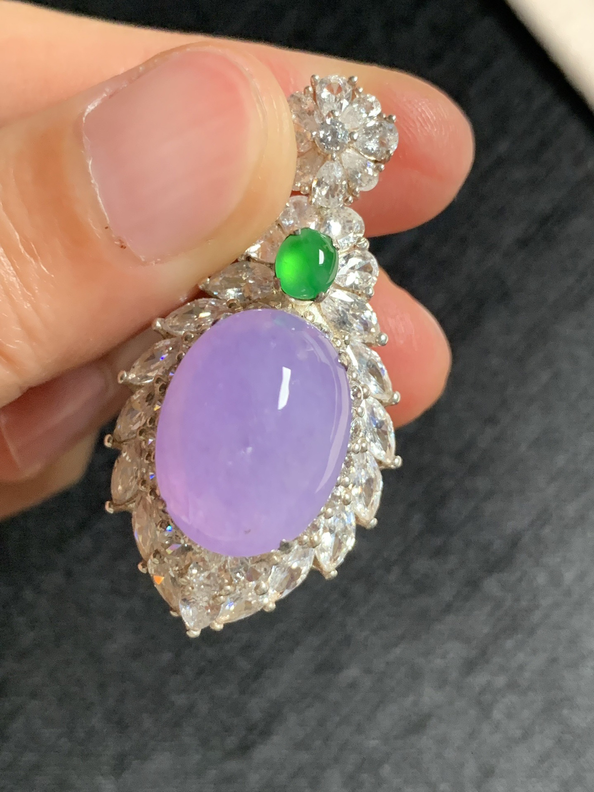 冰紫罗兰鸽子蛋吊坠
种好色美品相好，色泽浓郁艳丽，老坑种水灵饱满